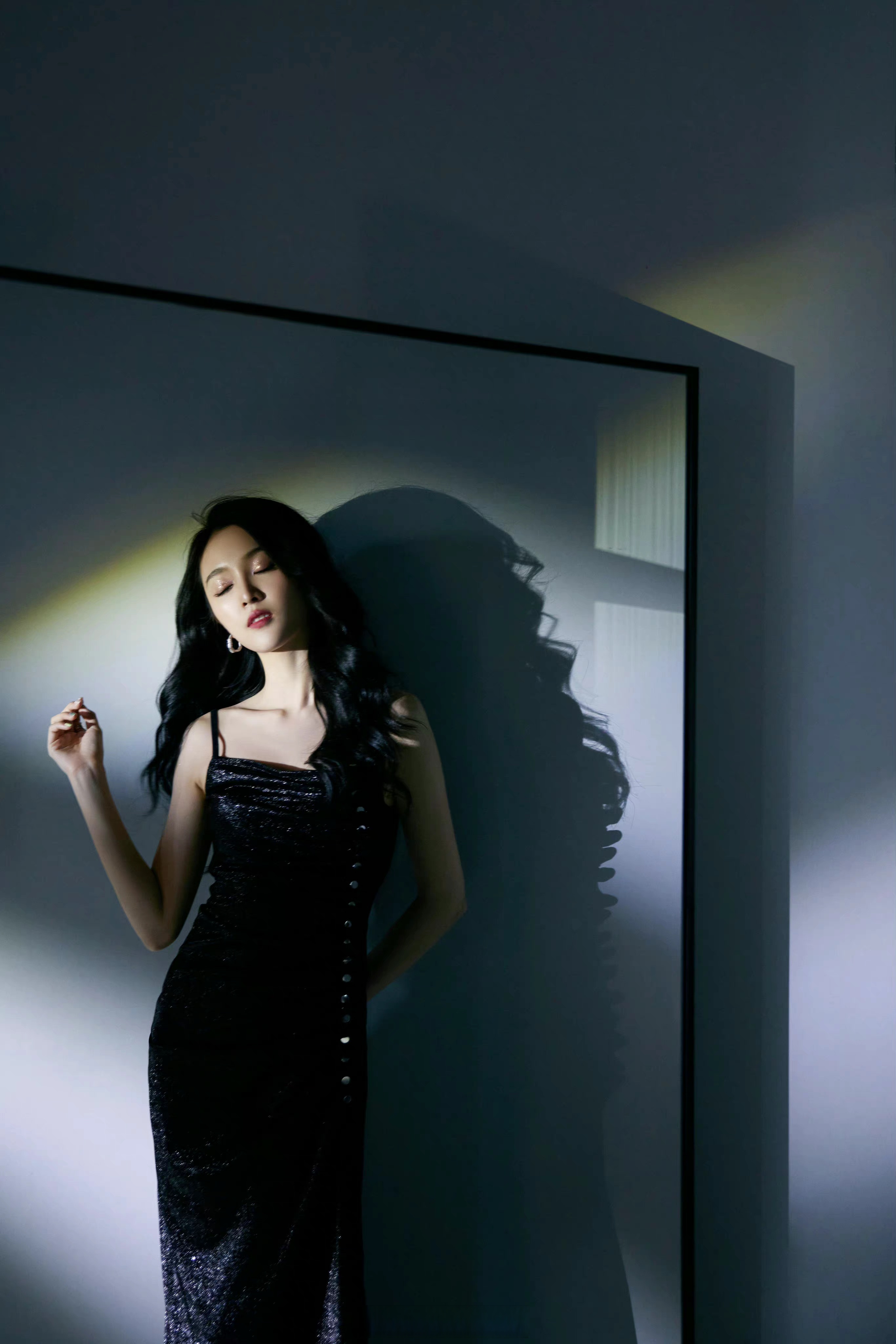 青春靓丽的吴宣仪穿上这套黑色晚礼服也变得神秘性感,时尚妩媚了!