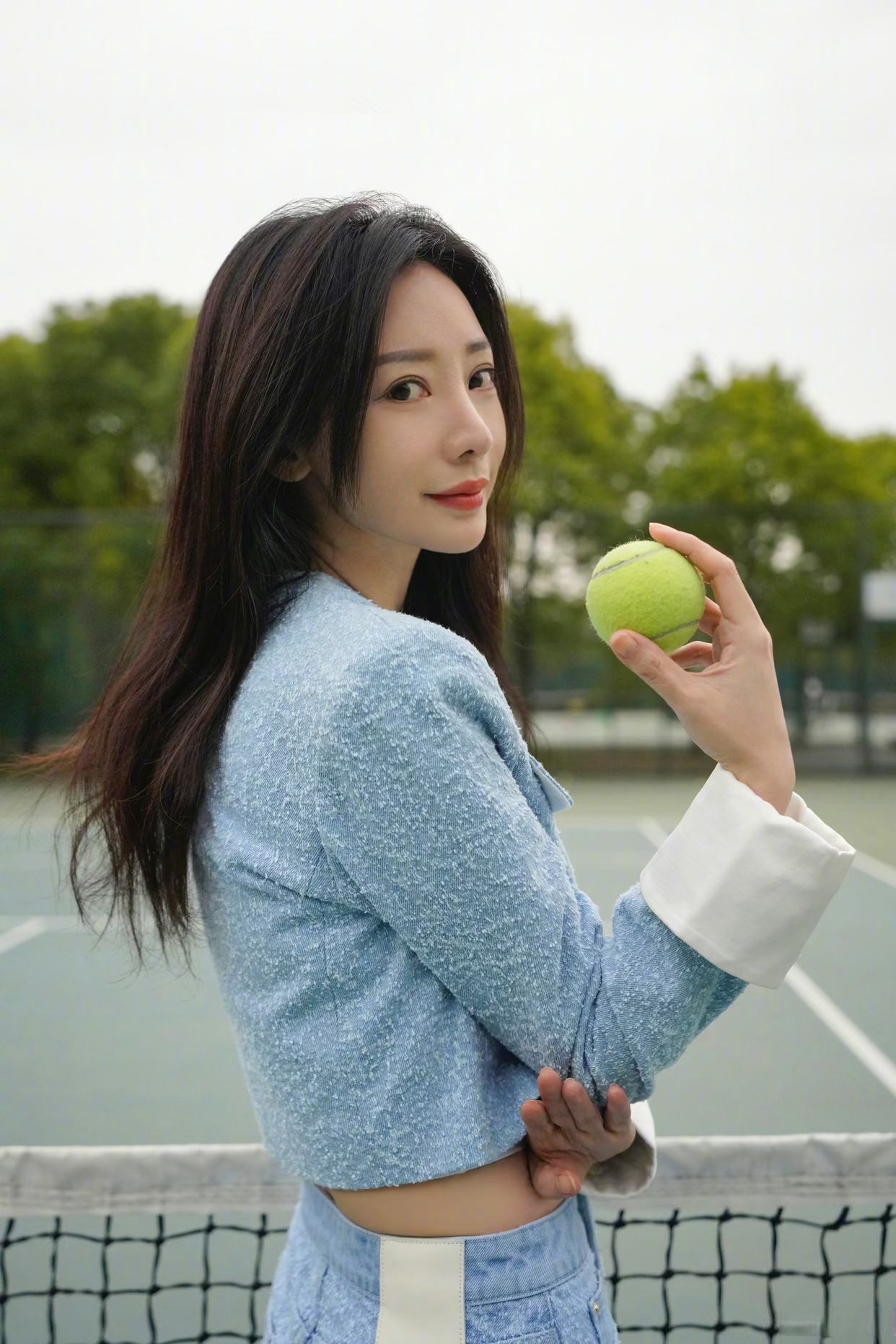 柳岩一改性感风格,这套时尚休闲牛仔裤穿搭时尚青春,可爱妩媚.