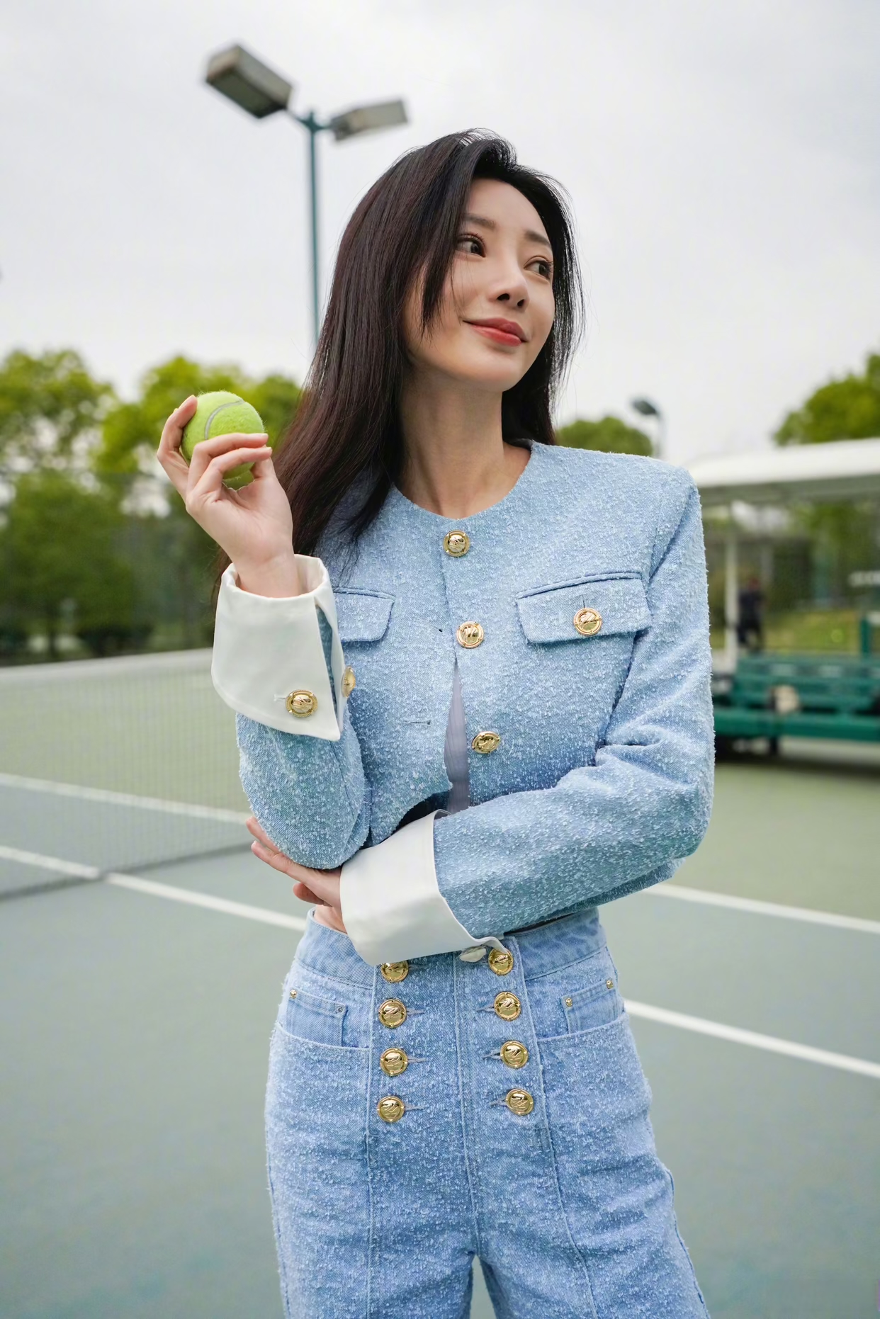 柳岩一改性感风格,这套时尚休闲牛仔裤穿搭时尚青春,可爱妩媚.