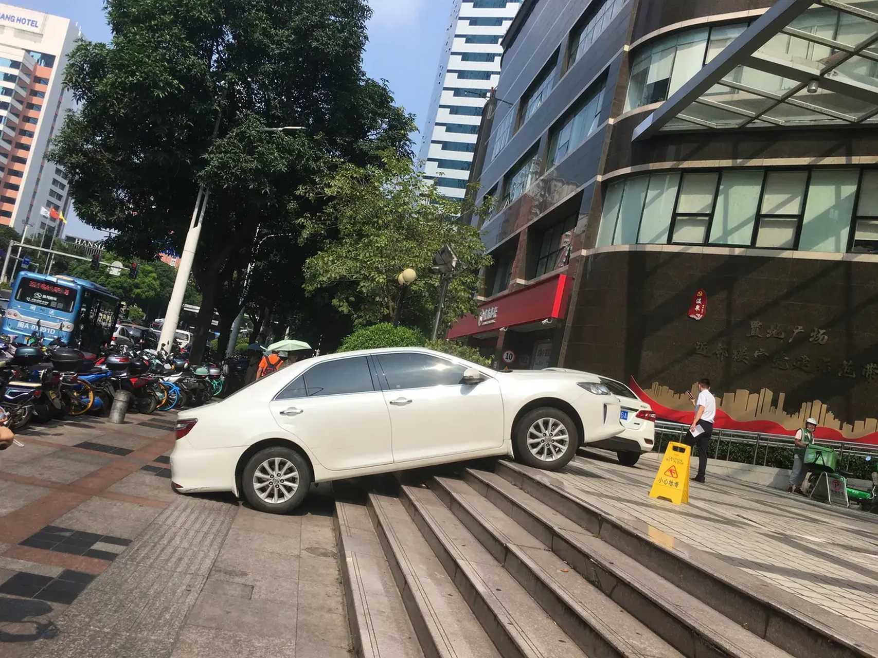 福州五四路置地广场,这倒车水平令人刮目相看.