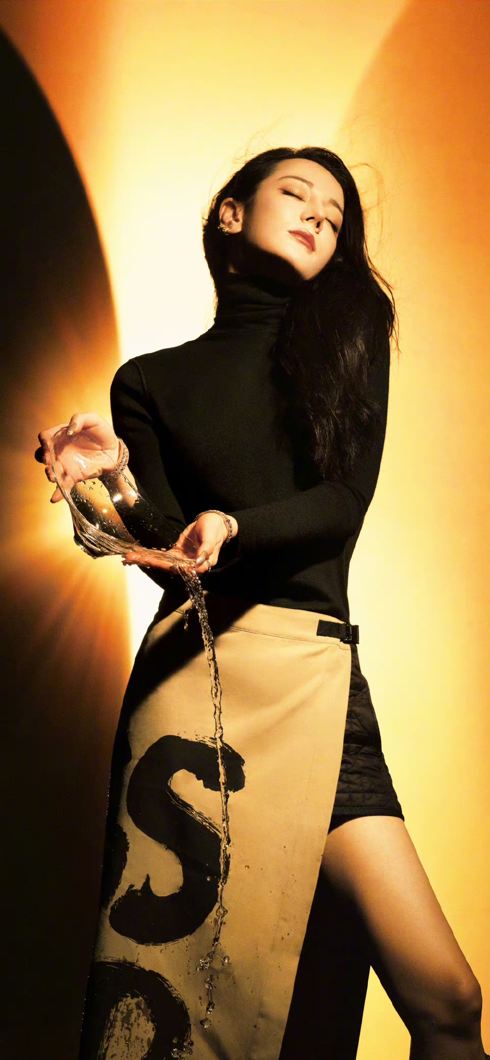 迪宝贝登上《时尚芭莎》9月刊封面 金色系妆造点题金九,我们热巴真的