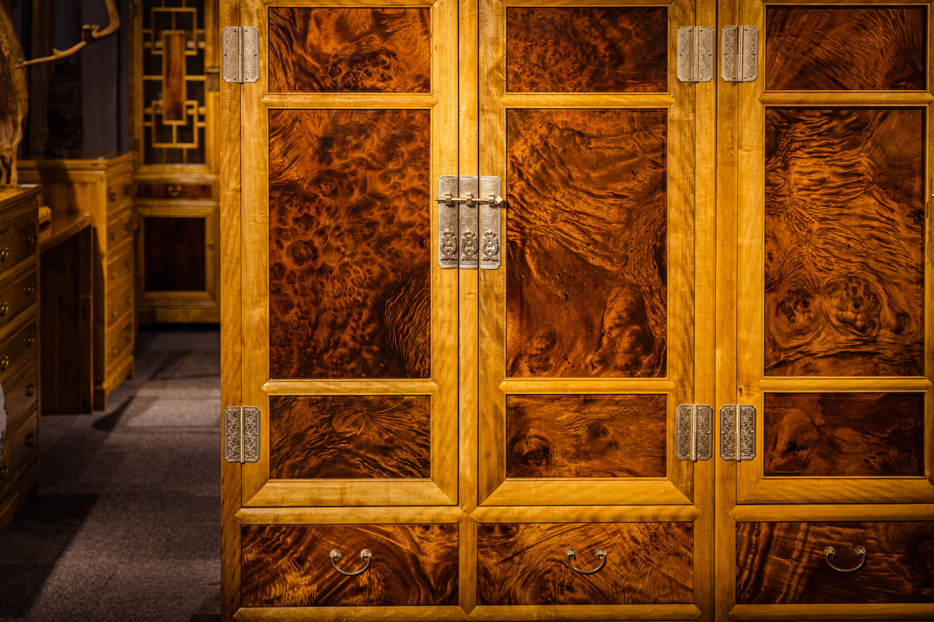 今天收到了朋友送来的金丝楠木顶箱柜,天然的纹理,每一件都是独一无二