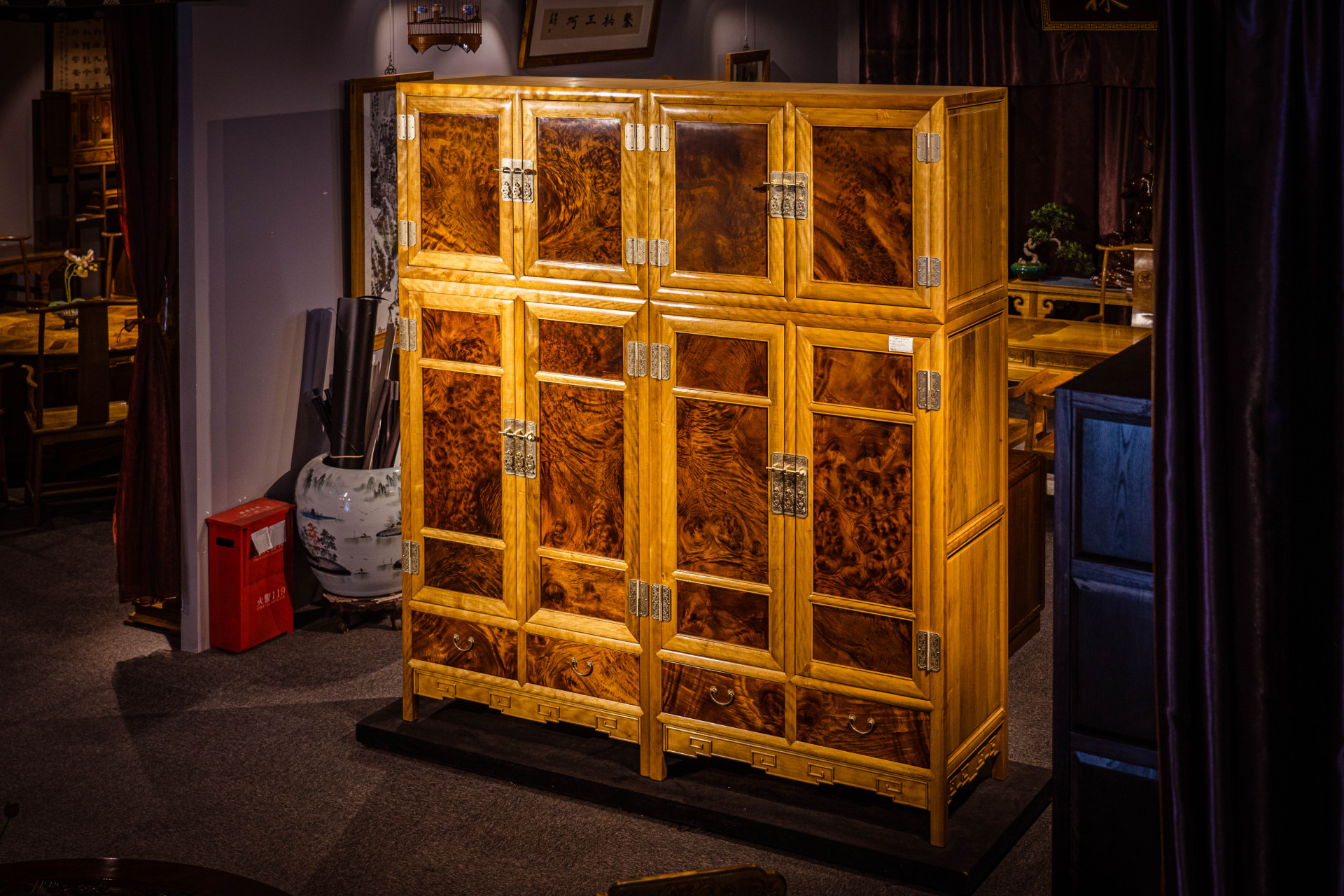 今天收到了朋友送来的金丝楠木顶箱柜,天然的纹理,每一件都是独一无二