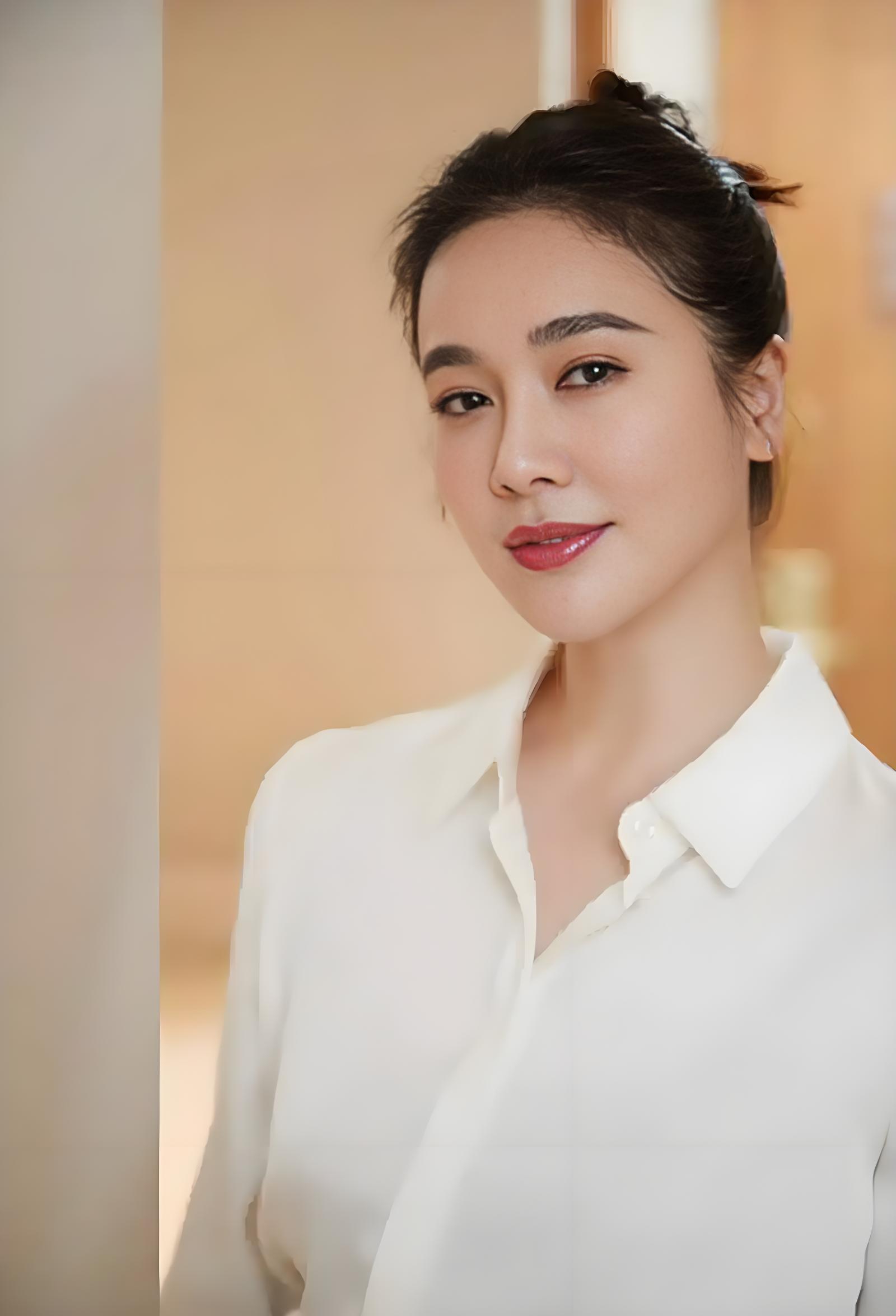 左小青笑容灿烂,粉色西装优雅迷人,展现职场女性的自信风采.