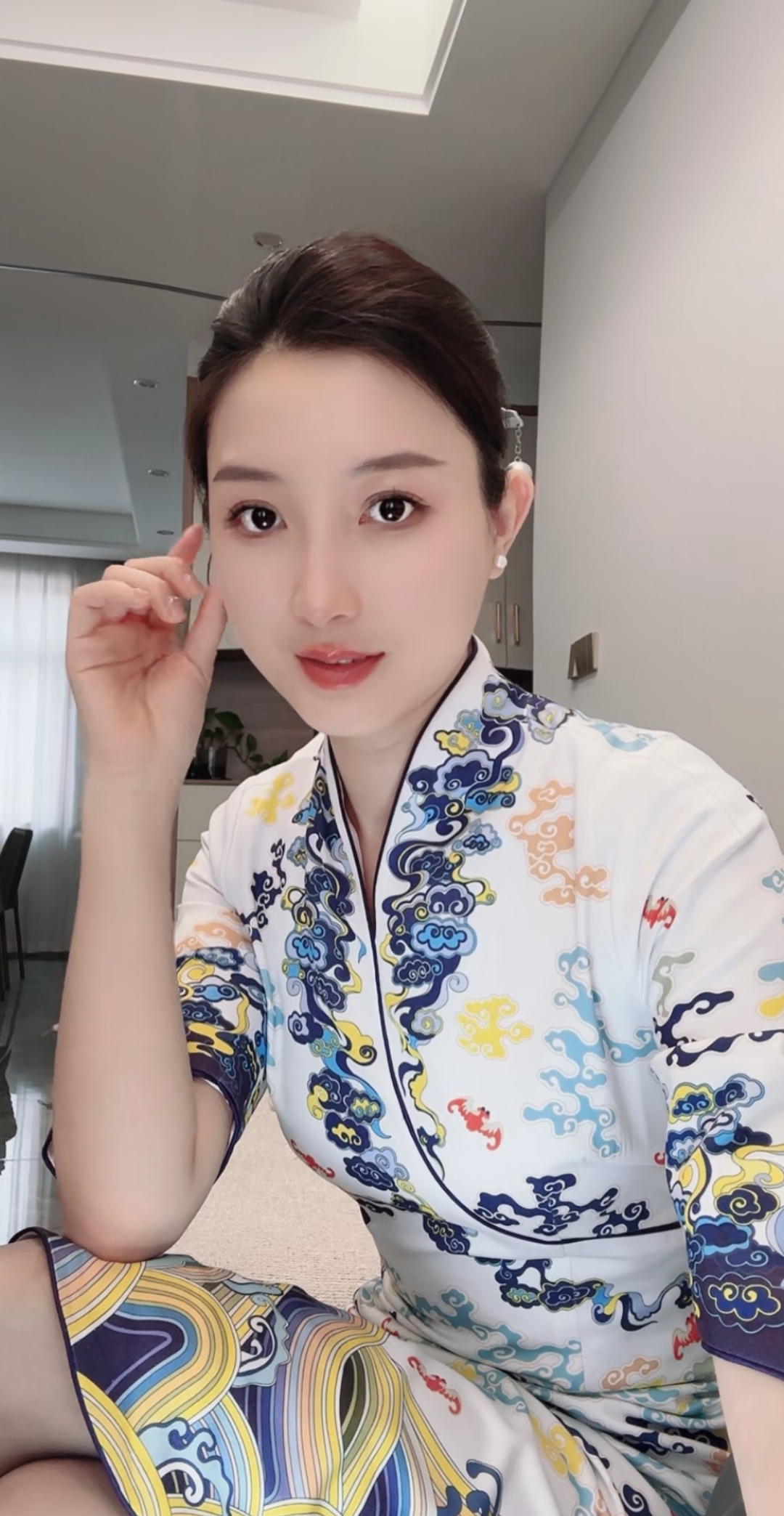 空姐# 云纹流转雅致韵味,斑斓花色晕染灵动风采