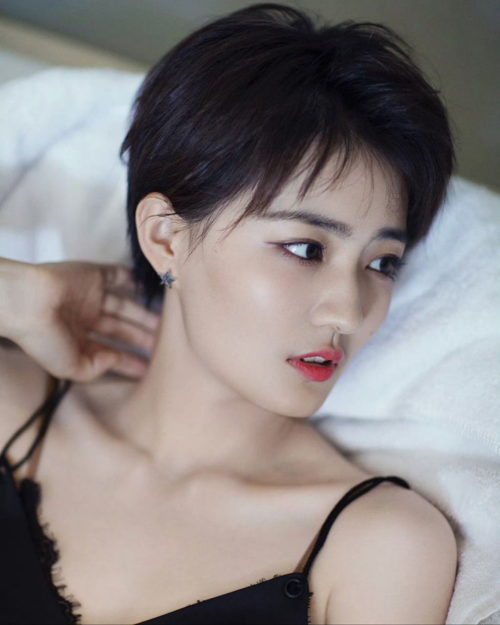 徐璐 短发黑色吊带裙