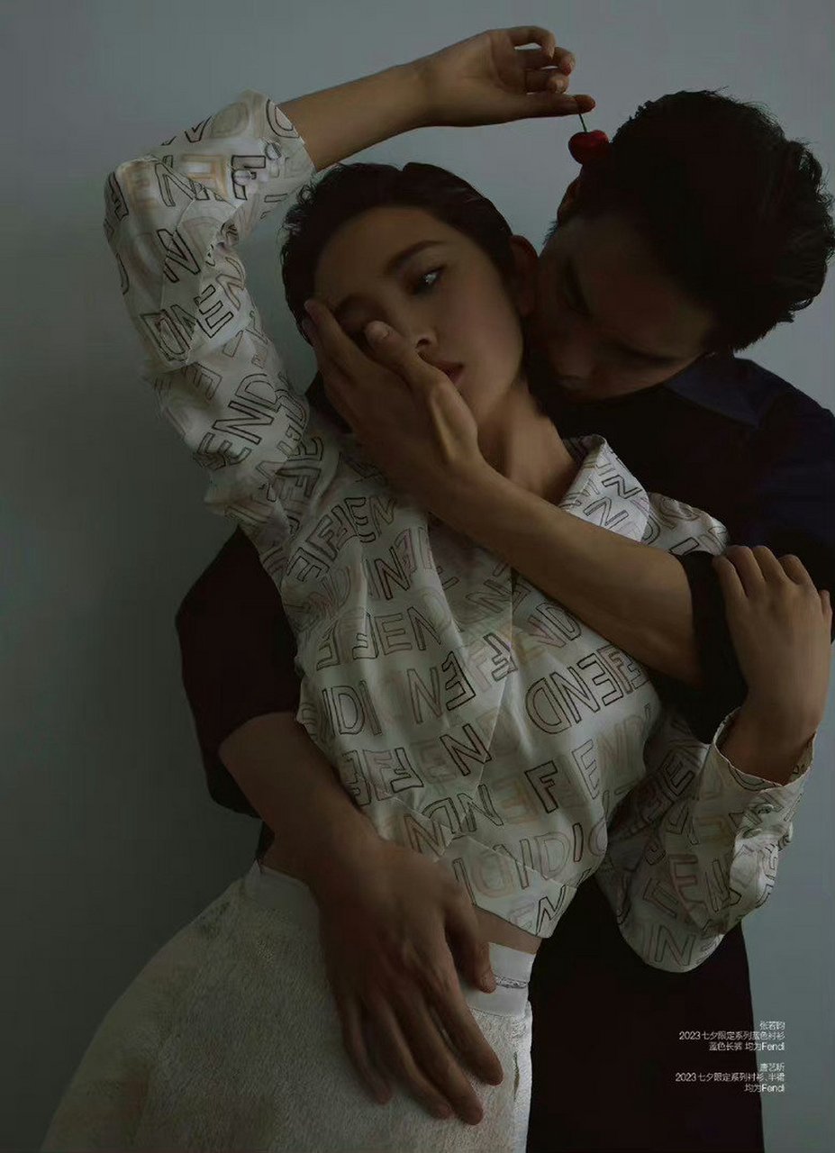 张若昀唐艺昕合体拍杂志,这回是真夫妻  她有个纹身,是"love life as