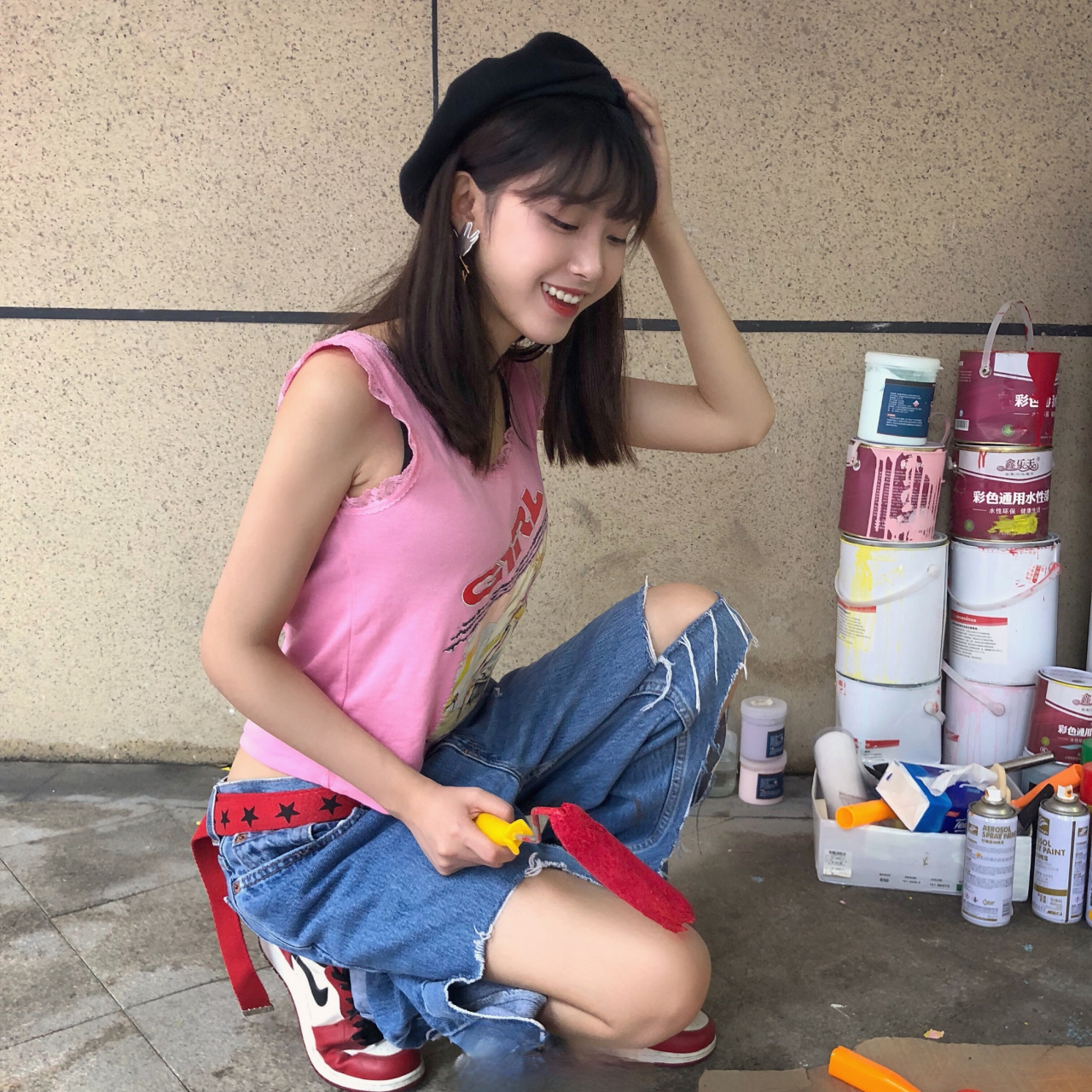 半藏森林 粉色的上衣在阳光下闪闪发光,蓝色的牛仔短裤勾勒出青春的