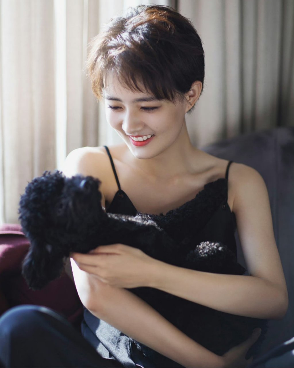 徐璐 短发黑色吊带裙