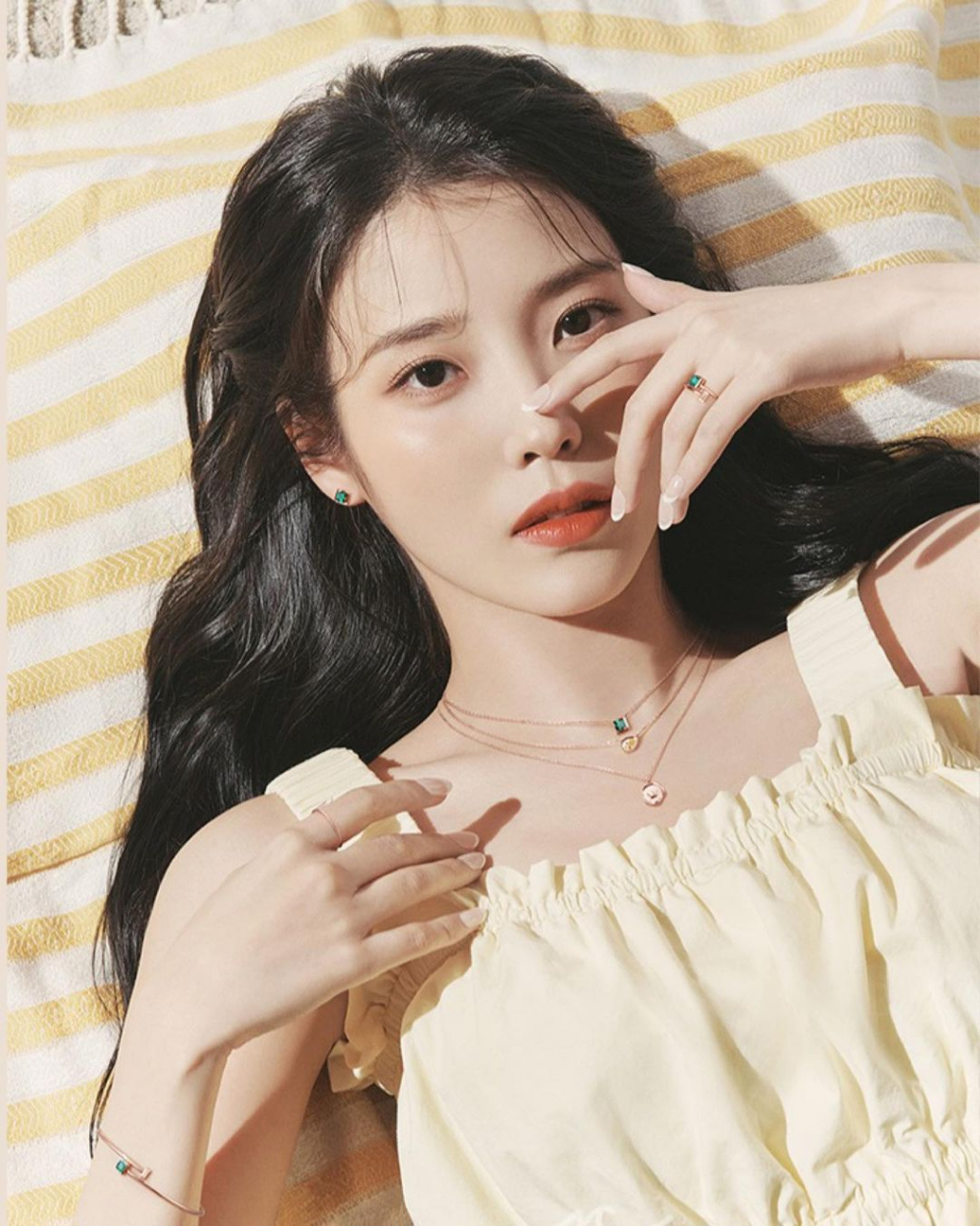 李知恩可以清纯可御姐,这两种风格,你最喜欢哪一种?#iu李知恩# #明星