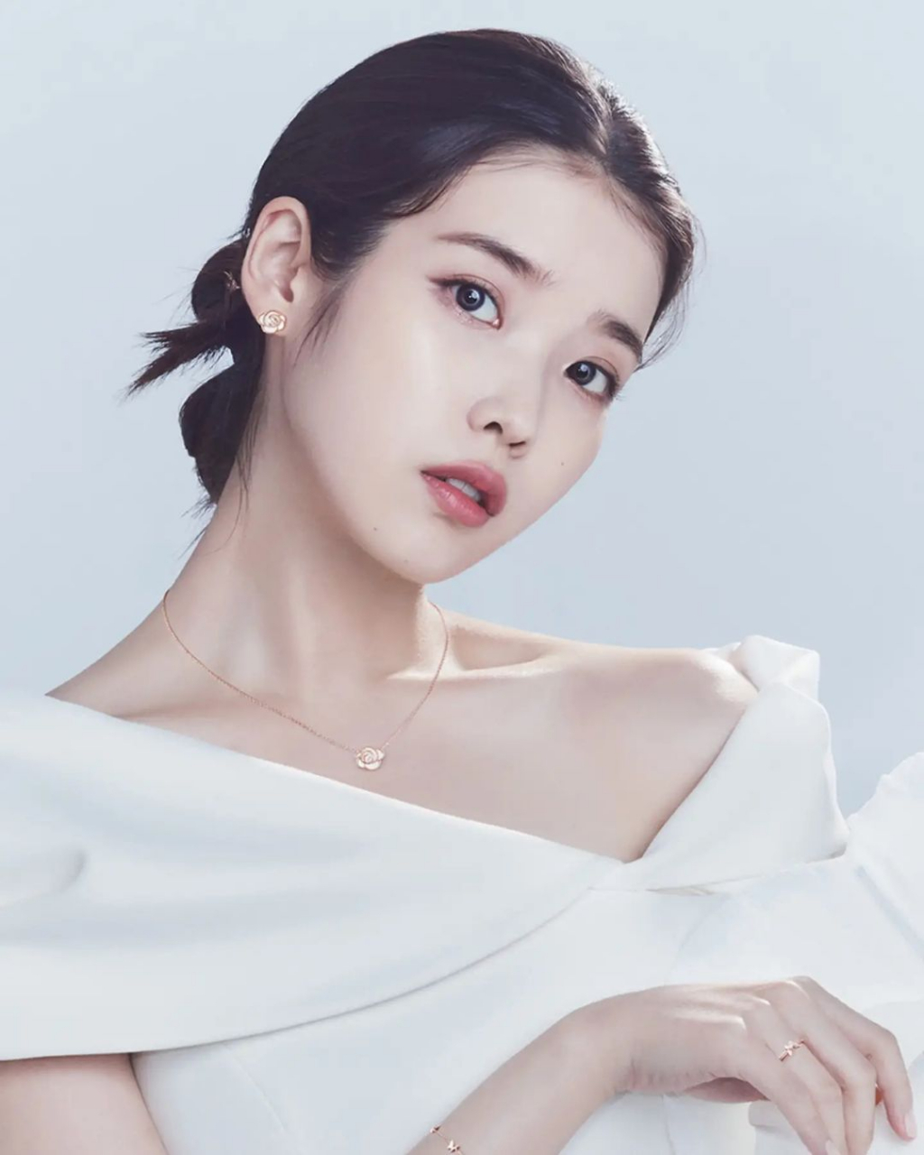 李知恩可以清纯可御姐,这两种风格,你最喜欢哪一种?#iu李知恩# #明星