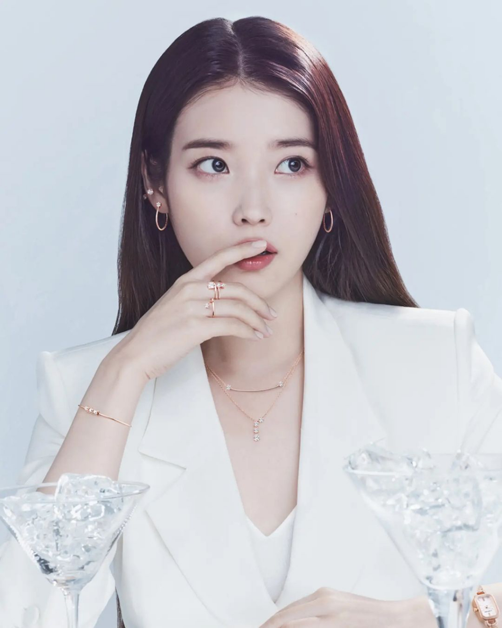 李知恩可以清纯可御姐,这两种风格,你最喜欢哪一种?#iu李知恩# #明星