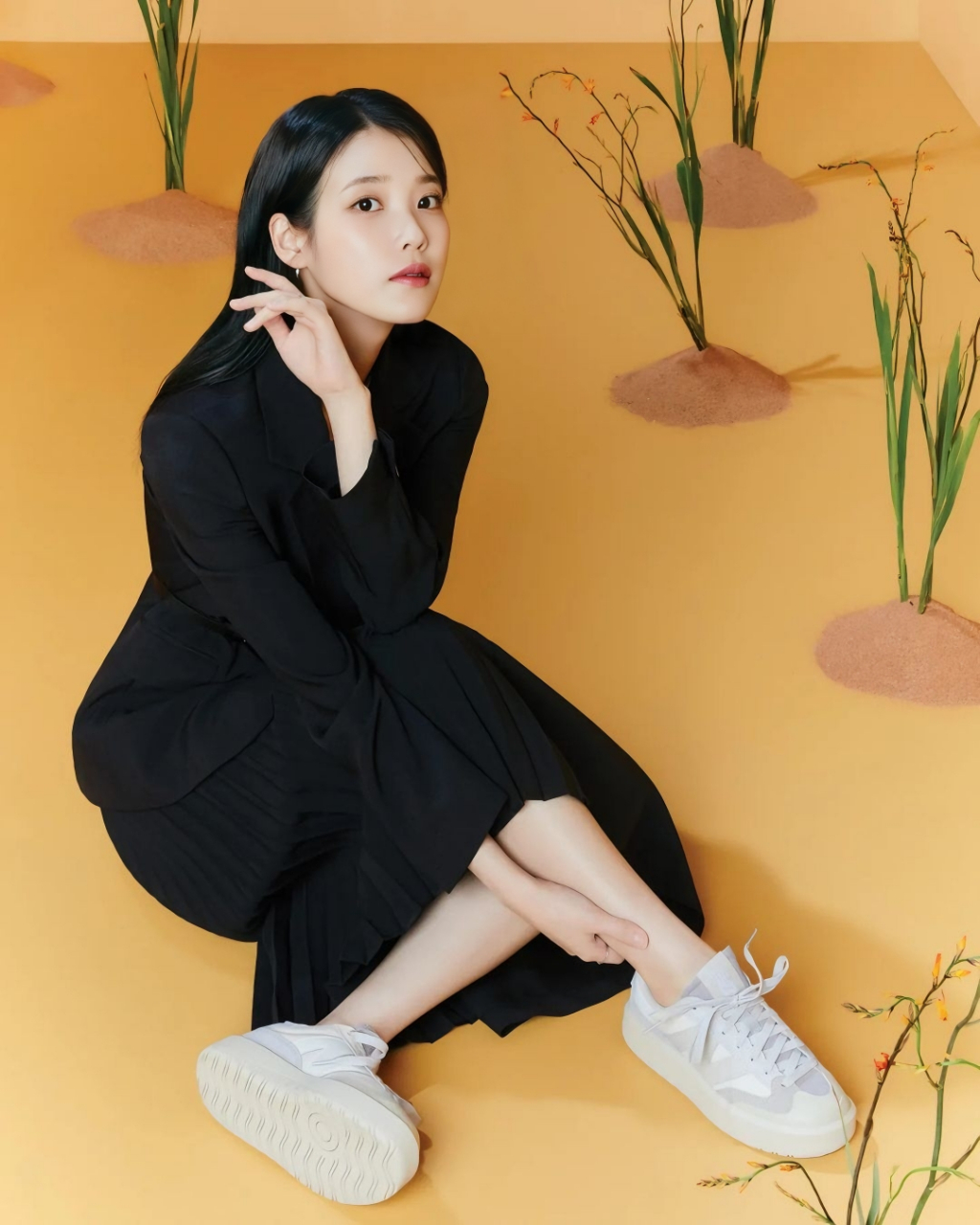 李知恩可以驾驭多种衣搭,绿色瑜伽裤和黑色长裙,你更喜欢哪一个?