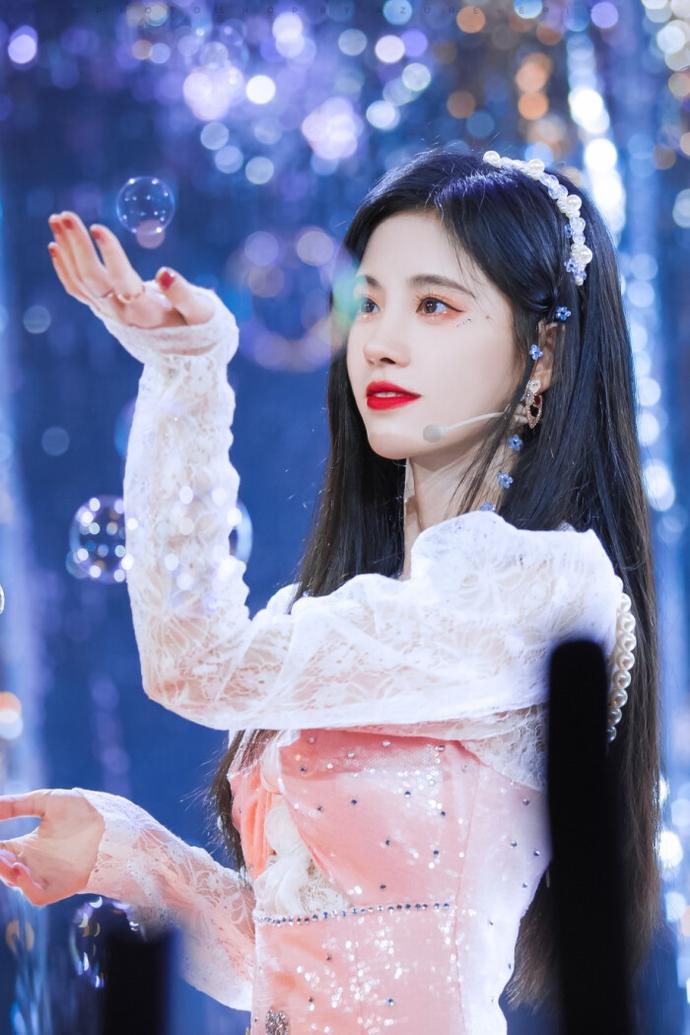 鞠婧t终于自由啦啦啦啦 鞠婧t,仙女下凡吹泡泡,美得让人窒息!