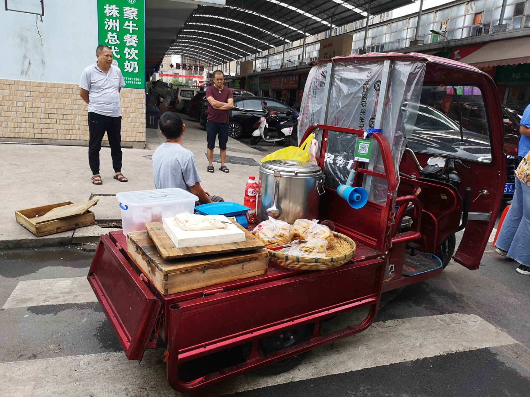 每天老远就听见这老头的广播在吆喝卖豆腐脑,见几乎无人购买,想必好不