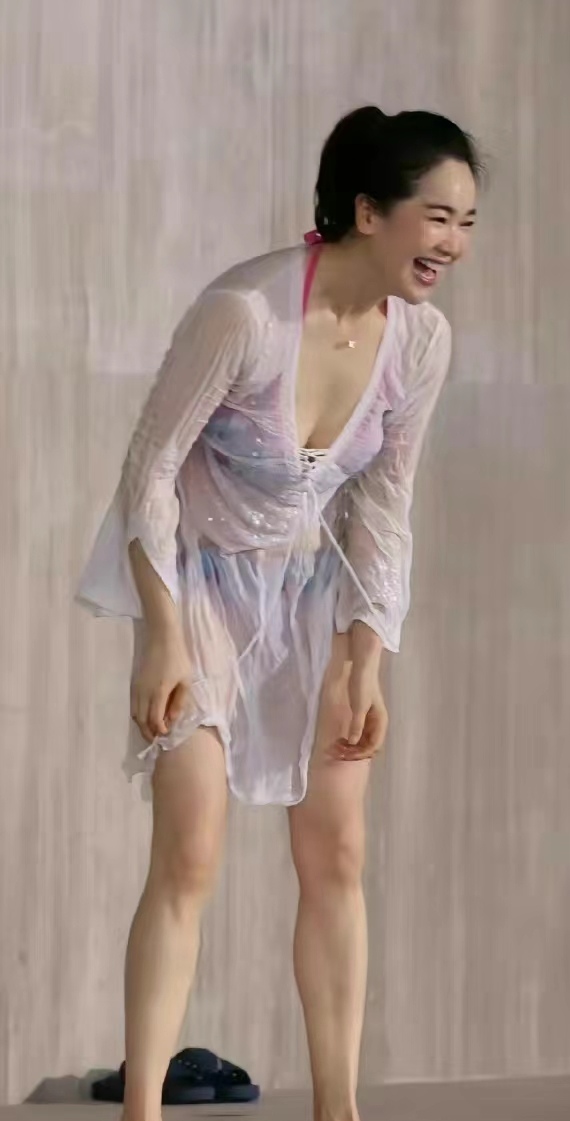 左小青# 泳装生图凸显完美身材,真的是风采依旧.