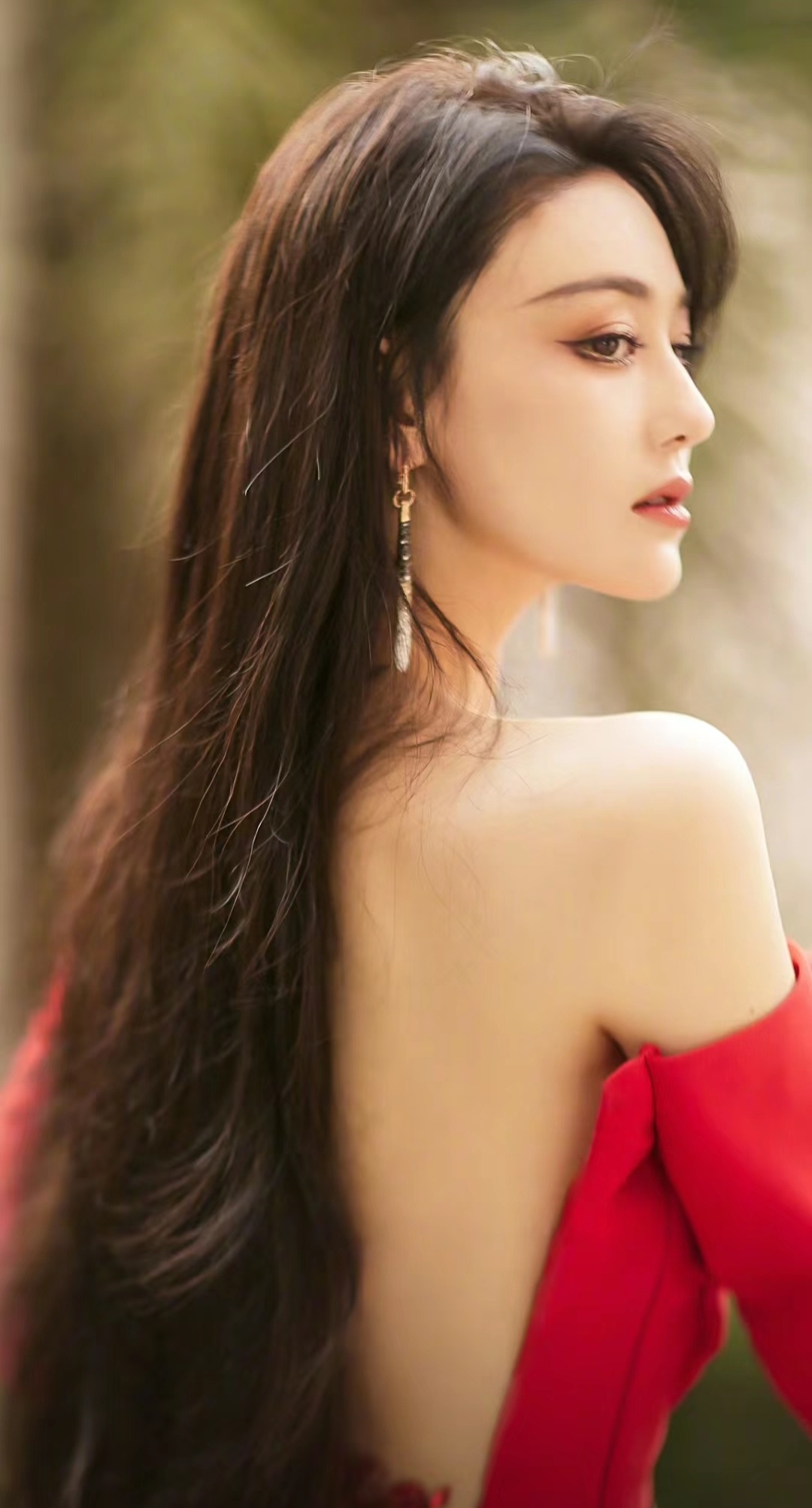 张馨予# 一袭红色抹胸礼服,性感妩媚至极,尽显完美身材.