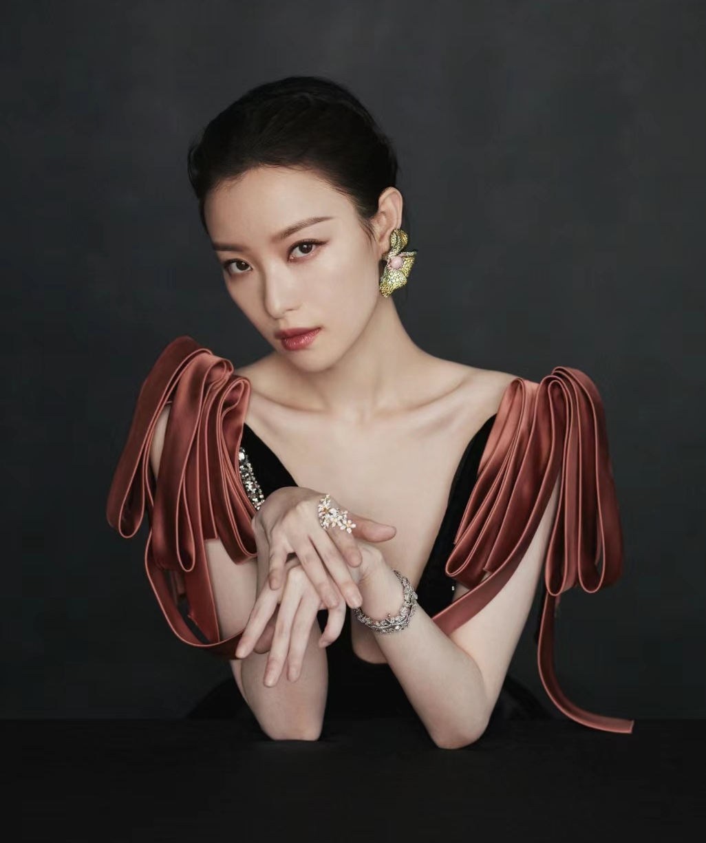 一袭黑色深v长裙礼服自信大气,让人越看越喜爱,高级感满满.