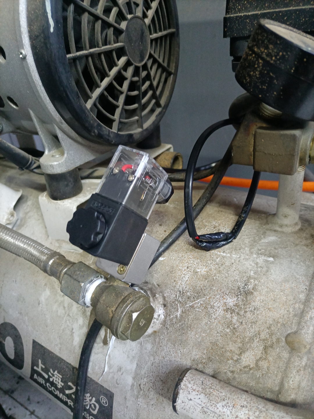 充气泵电子阀门漏气什么原因?