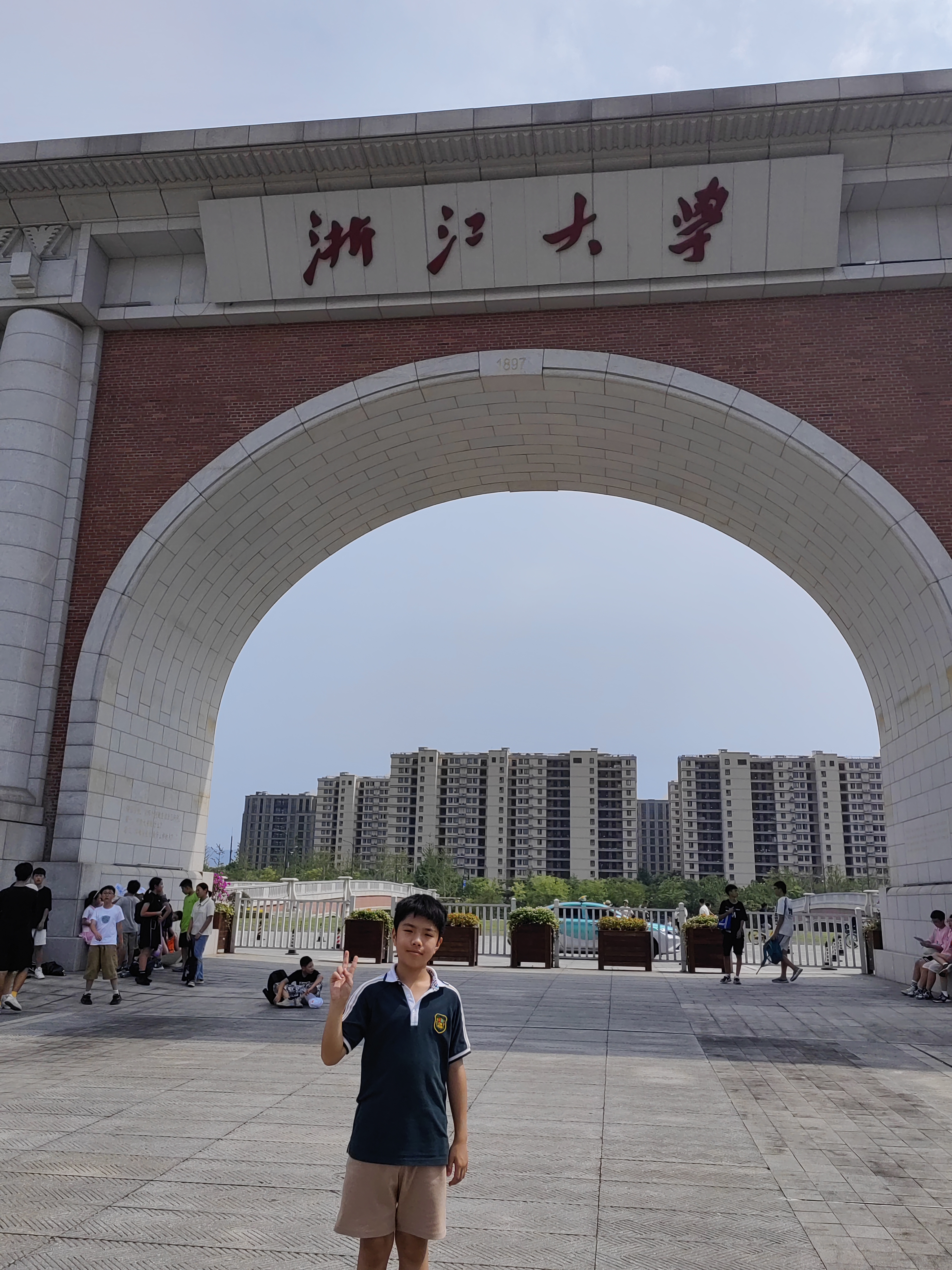 吃饭的话食堂不错也有旅行社浙江大学一日游大家自己选吧