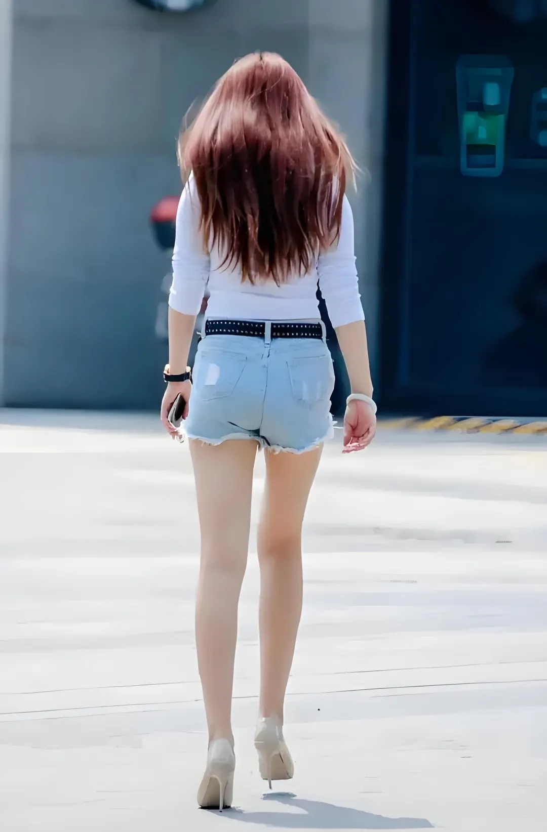 穿牛仔短裤的美女