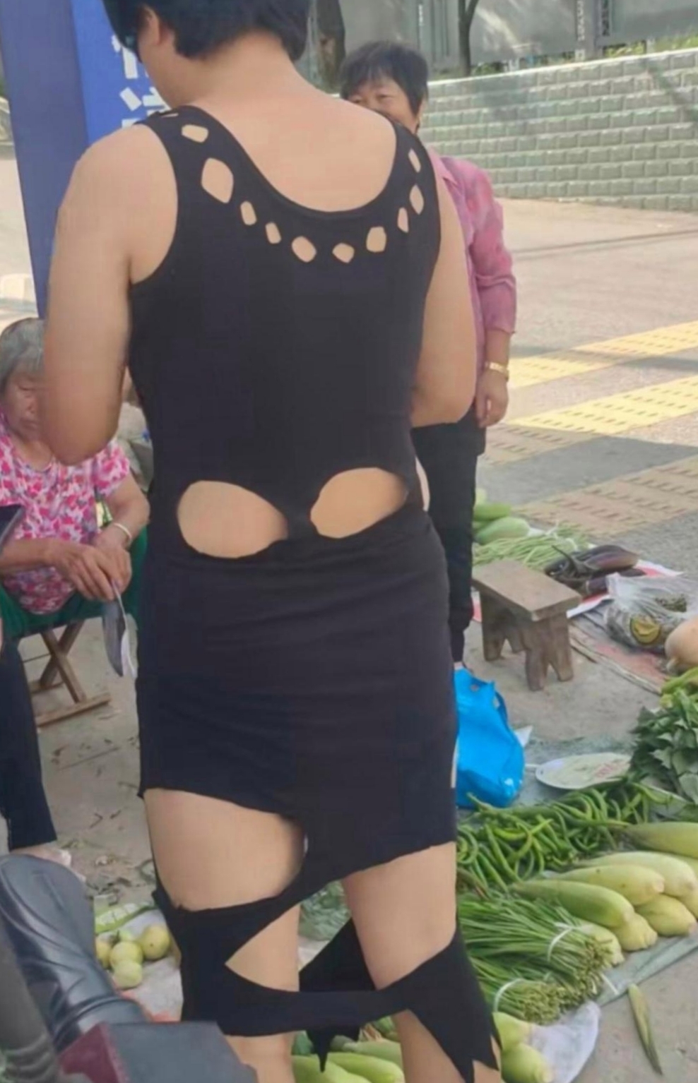 这啥情况,现在这城里女人怎么都穷成这样子了?