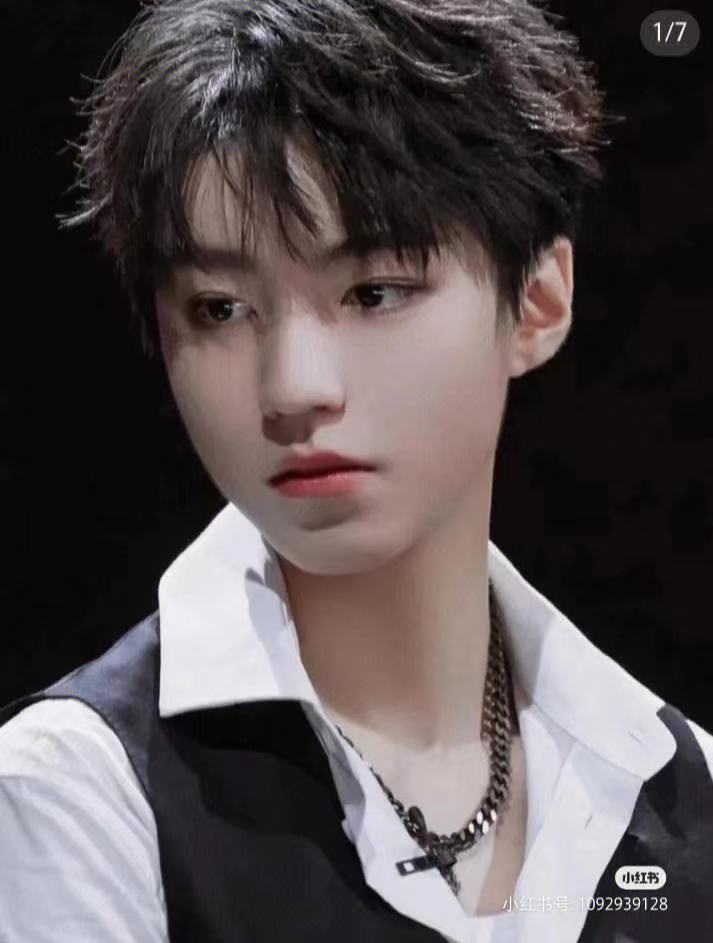 王源新歌的新mv女主是他自己选的,第二次又找了黄思瑞,完全是他自己的