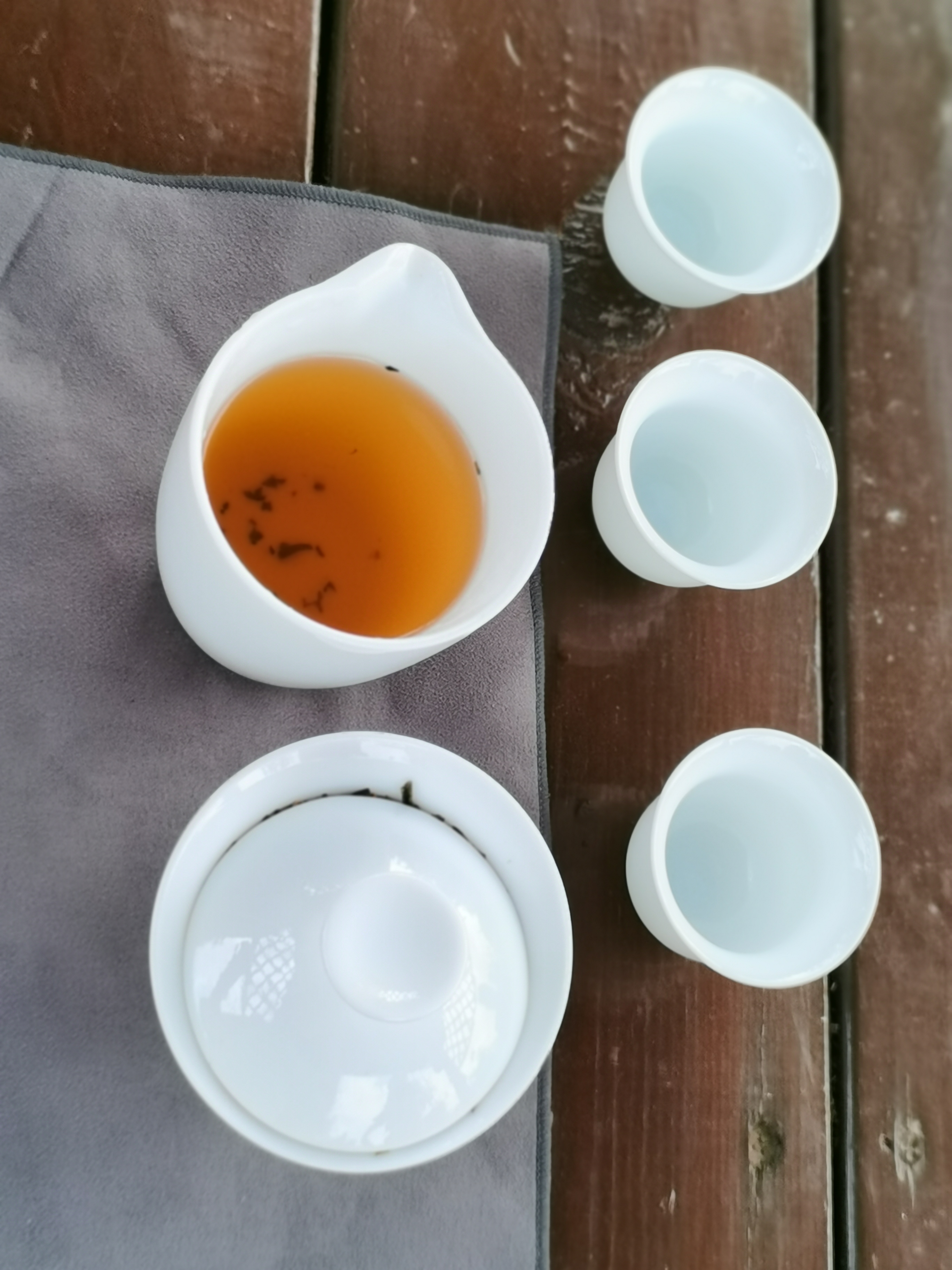 早上一泡乌龙茶(5点到7点),精准入阳明大肠经和胃经,肠道藏污浊之物
