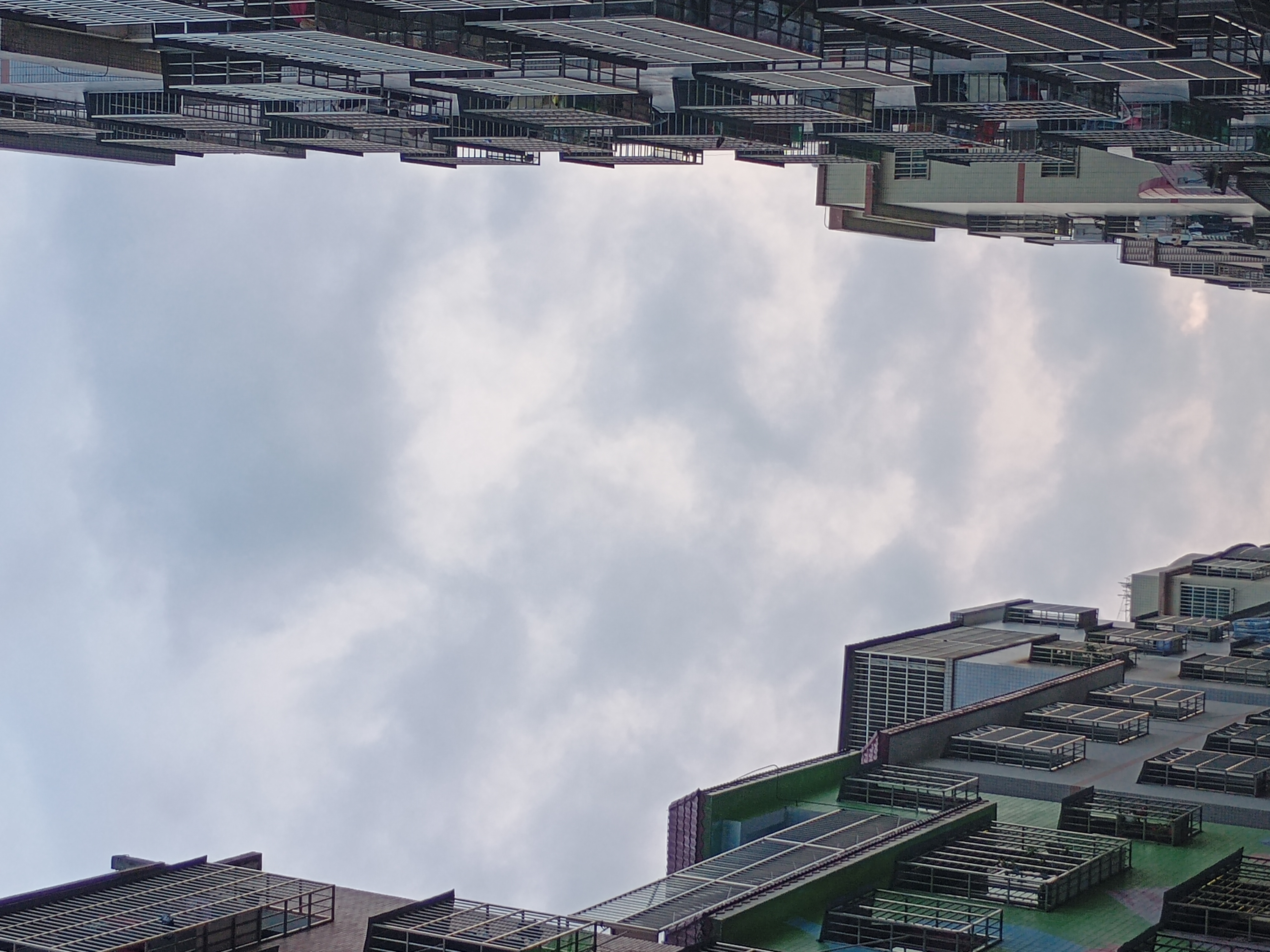 这片城市建筑群,仿佛天空与建筑的私密对话.