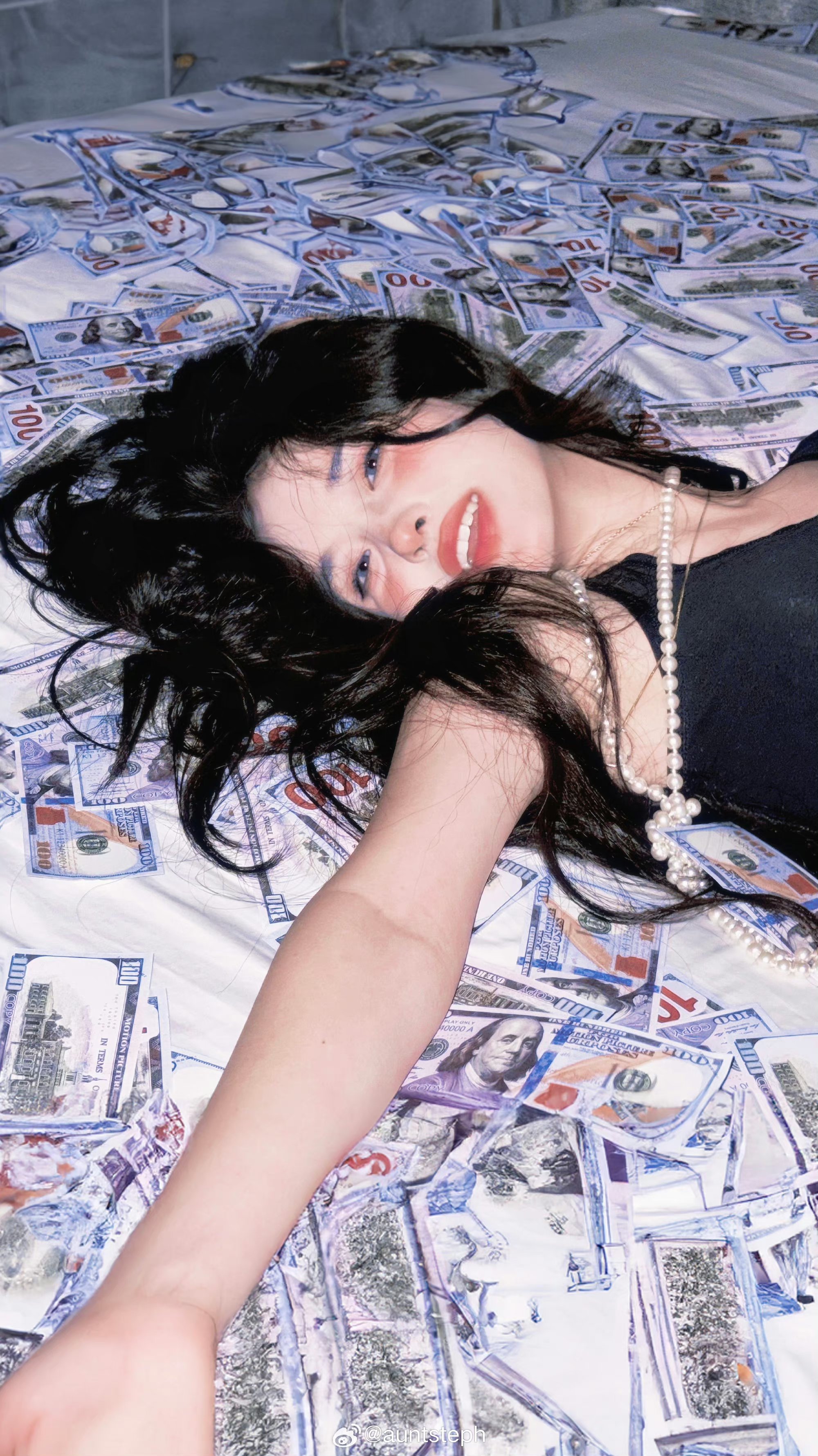 auntsteph #美女#  躺在美元堆里的感觉真是爽翻了!05