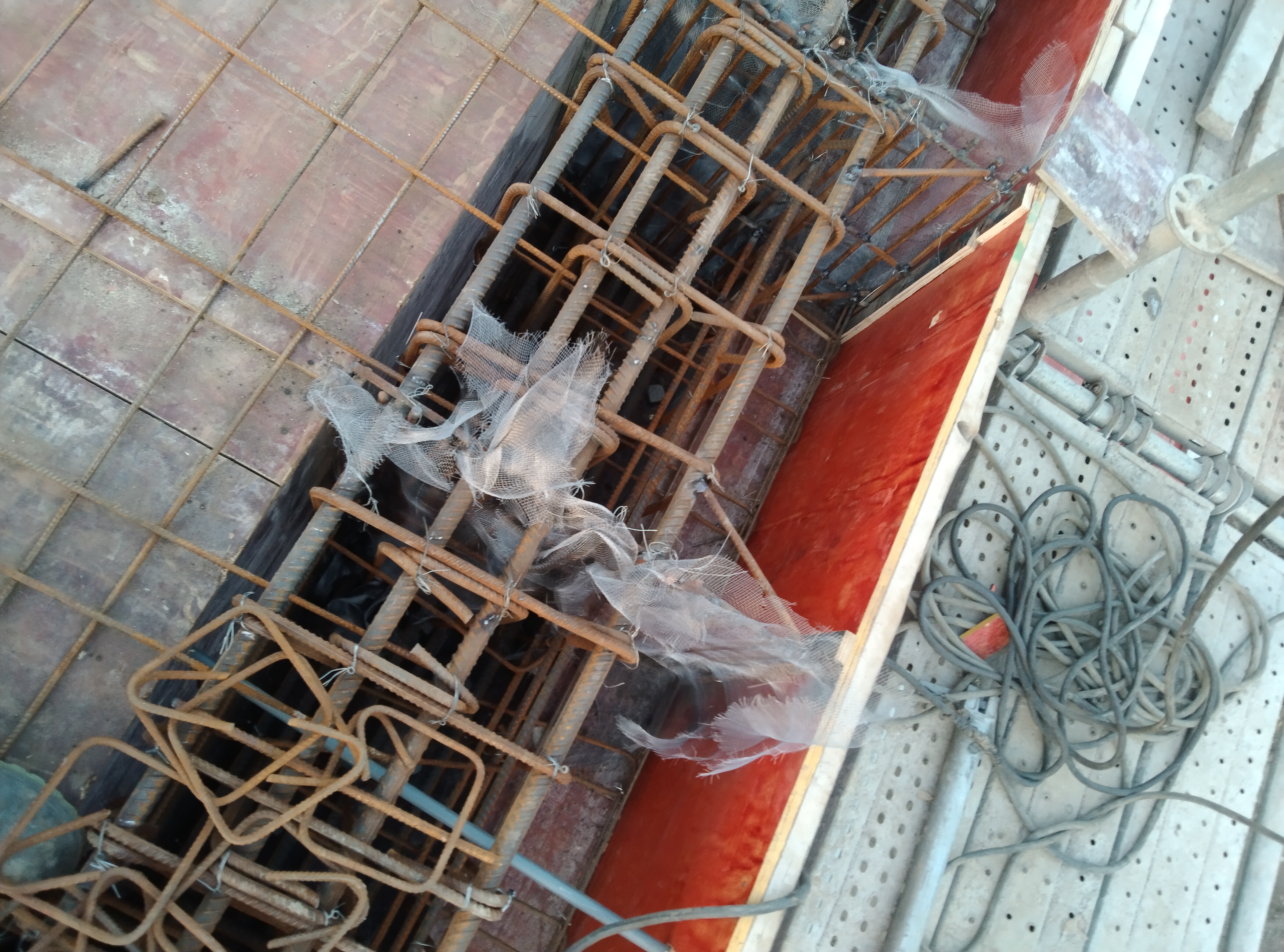 焊钢筋骨架,扎钢丝网片,堵梁头,防止漏混凝土,施工中的后浇带.