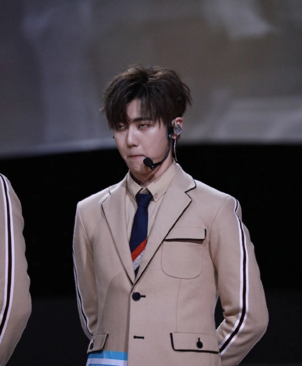 焉栩嘉站姐晒了焉栩嘉无修生图,说喜欢很辛苦,修过图的我也清楚!