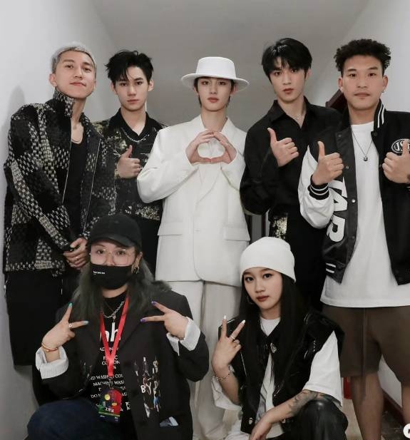 张意梒是谁2006927出生于广东与刘耀文青梅竹马和时代少年团师兄们一