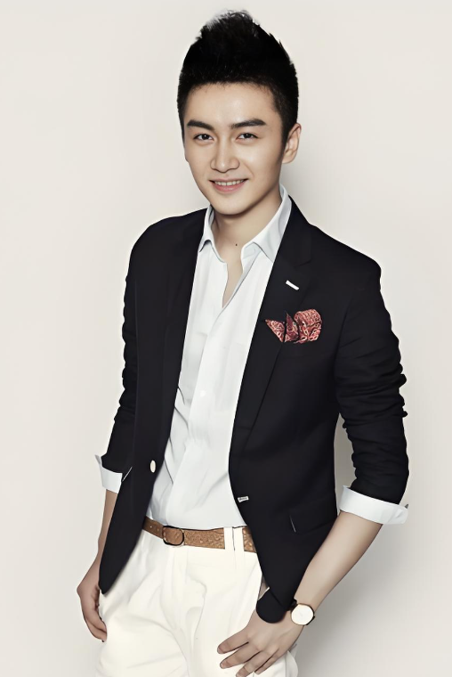 帅气逼人的陈晓10岁时出演了他人生第一部剧,饰演男一号,18岁参加艺考