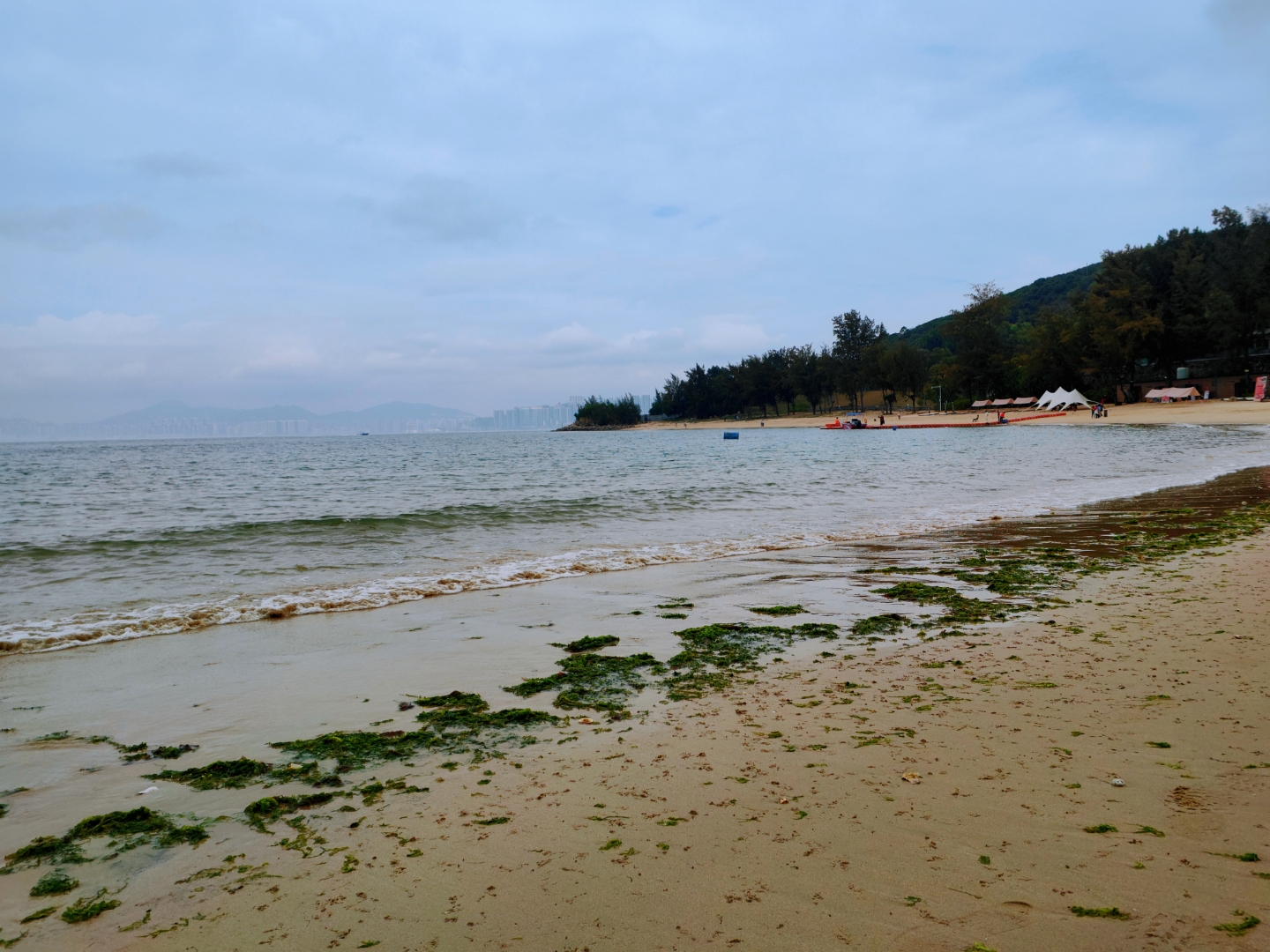 广东惠东县巽寮湾,远处山峦叠嶂,海天一色,美不胜收