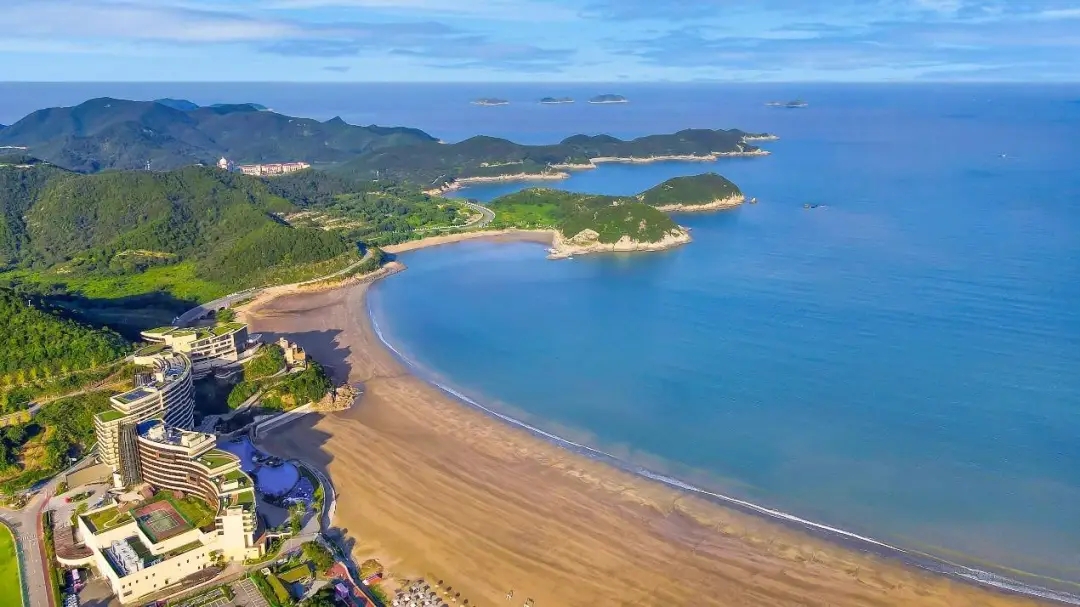 宁波市的象山县的半边山风景点,濒临浩瀚东海,是个三面碧水相拥的小小