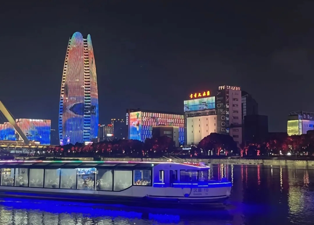 老外滩位于宁波江北区三江口,是甬江,奉化江和余姚江汇流之地