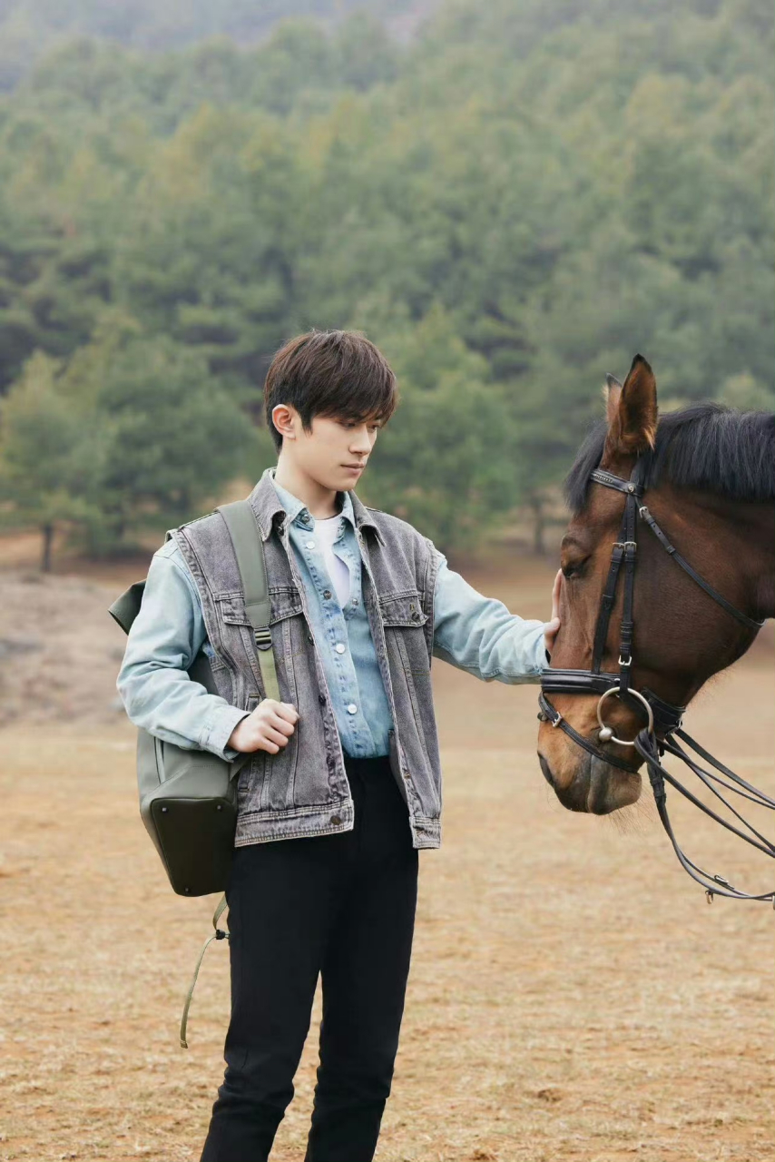 易烊千玺牛仔叠穿 不得不说时尚完成度真的是靠脸! #假期吃瓜大会