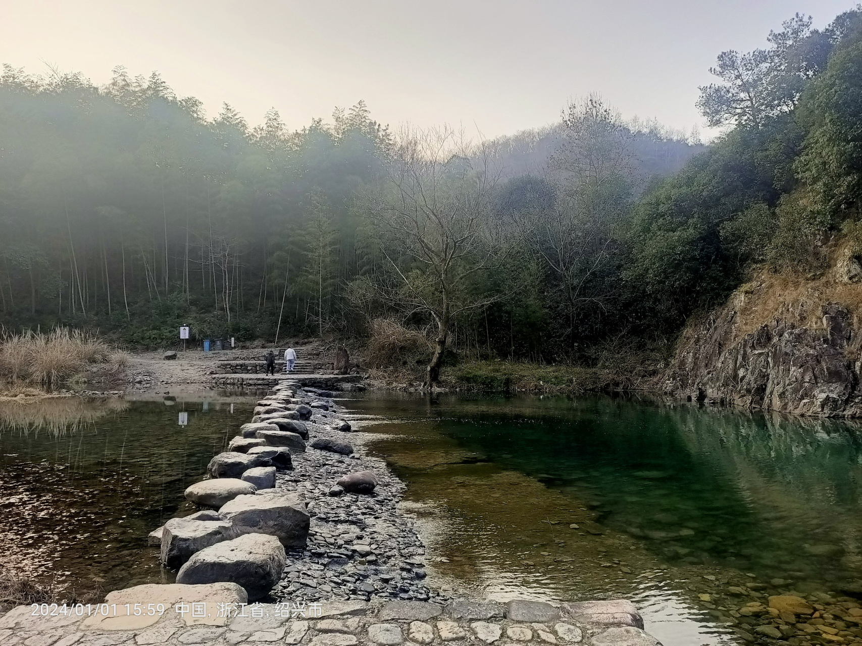 新昌盐帮古道,溪水澄澈,峰谷清奇,有古香榧树经1300年历史沧桑,见证