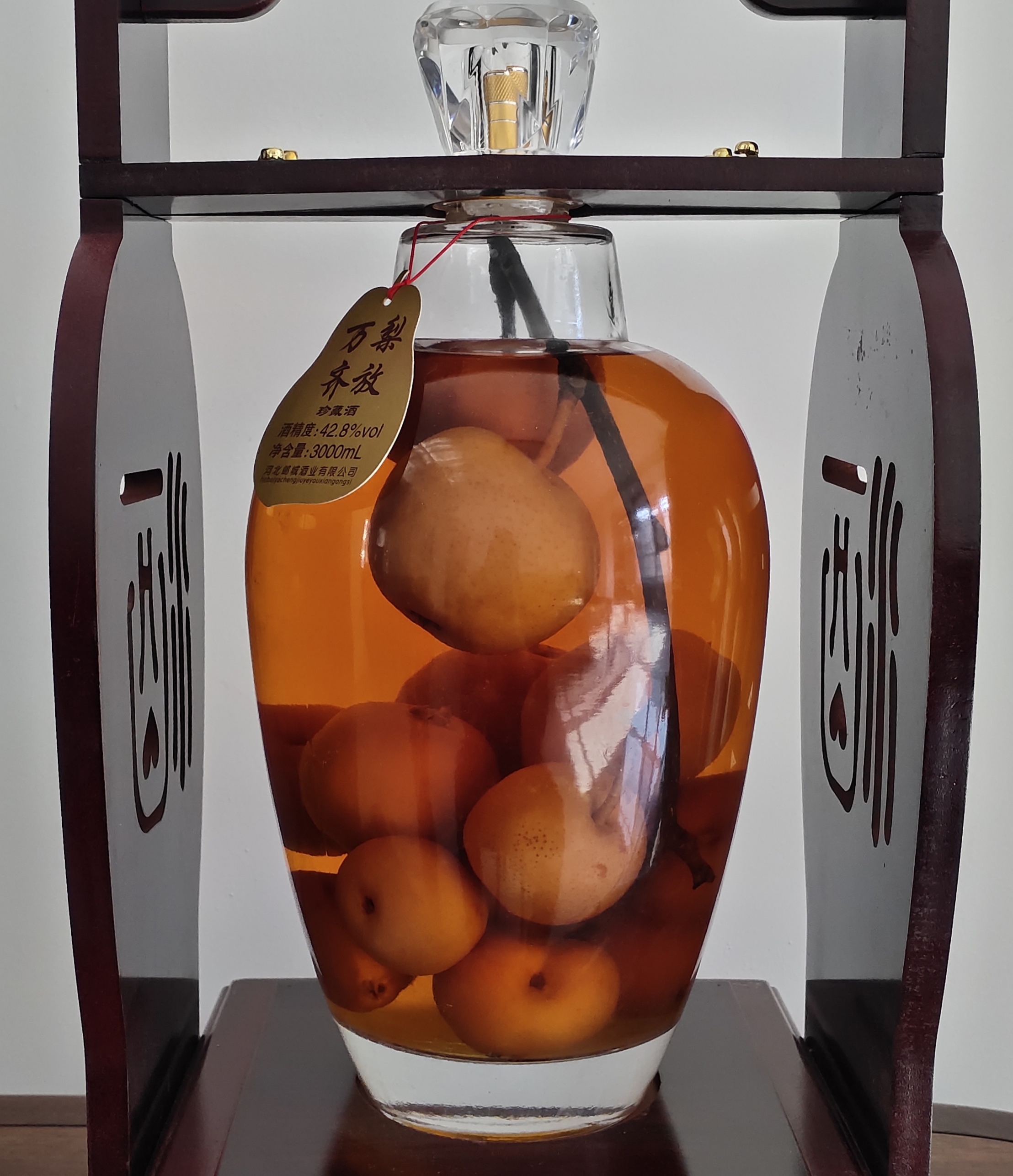 中国梨酒,一枝长满15个梨,在酒瓶中完美保存,独一无二!