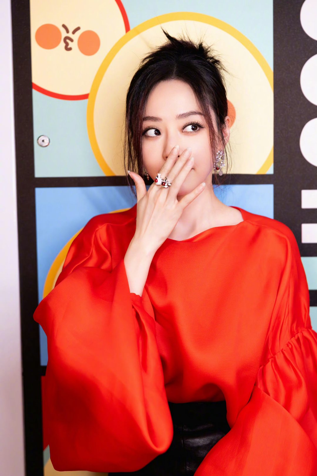 张靓颖, 今天穿了件超美的红裙子,自拍了几张,心情美滋滋!