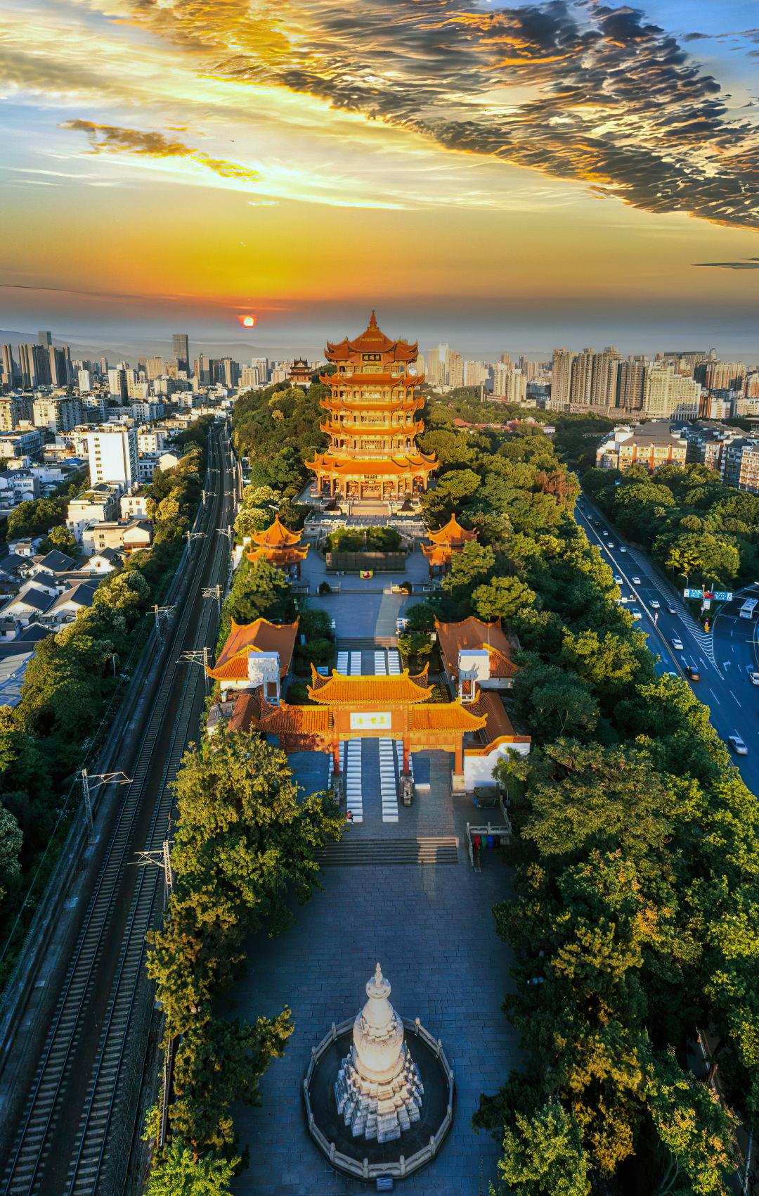 黄鹤楼,位于湖北省武汉市长江南岸,是中国著名的历史人文景观之一.