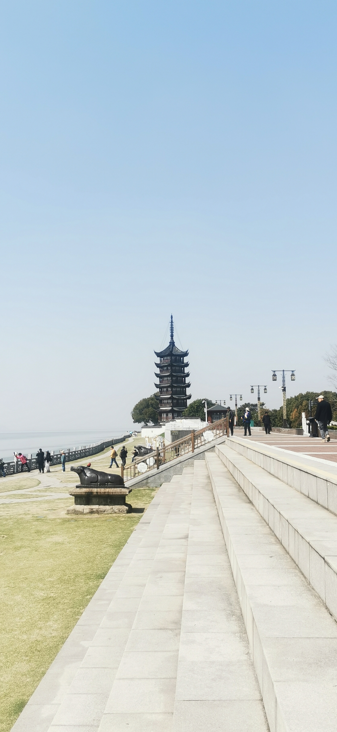 海宁盐官,古海塘边占鳌塔,古时也称镇海塔