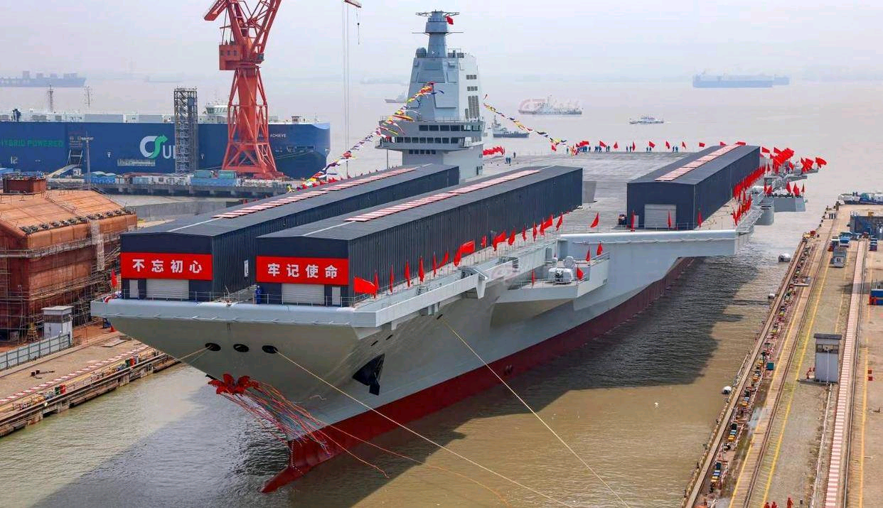 标题:《福建舰的崭新航程:中国海军的明日之星》  中国海军的新星