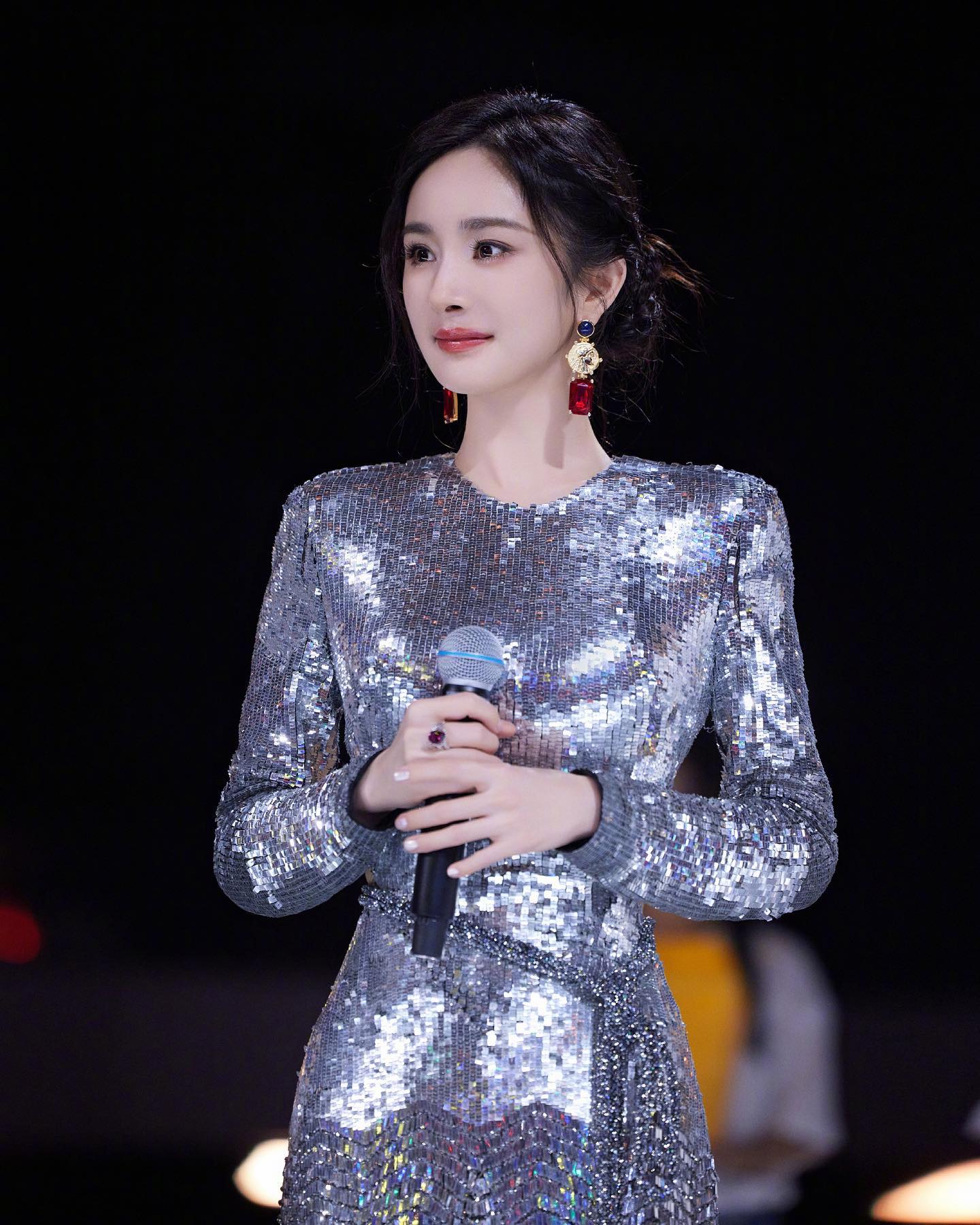 杨幂一抹银色亮片连衣裙穿搭,如同星辰般璀璨.