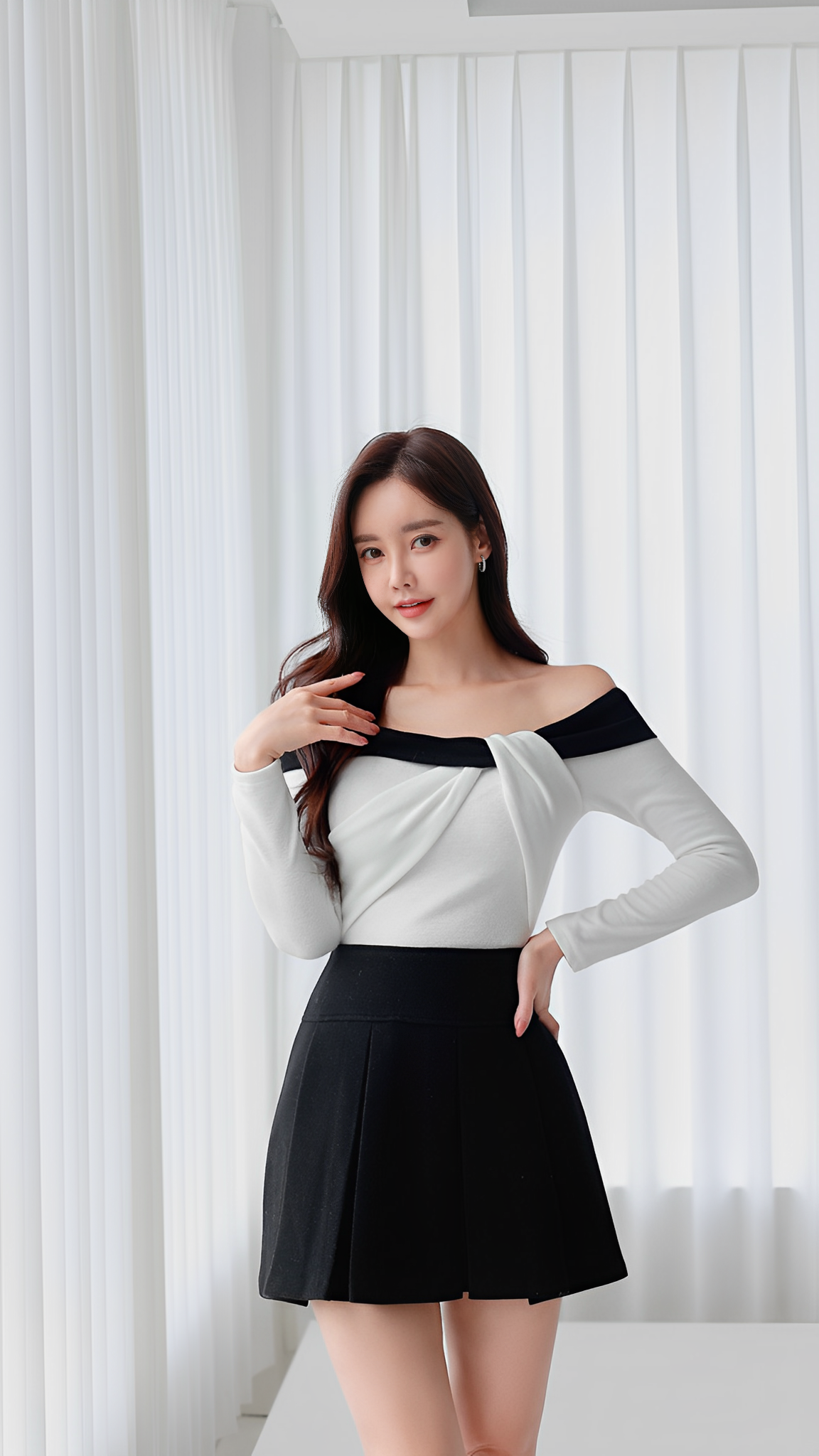 韩国女神孙允珠2023年12月搭配写真:黑白拼接露肩体恤搭配黑色迷你裙
