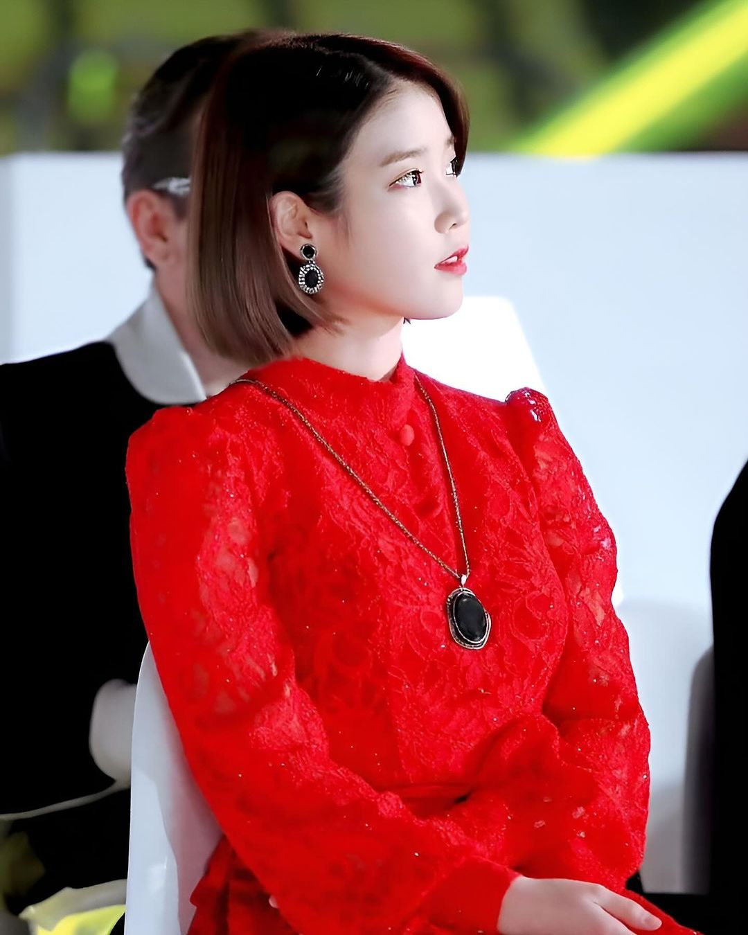 韩国全能明星李知恩惊艳写真,iu身着性感服装,展现出完美的身材和迷人