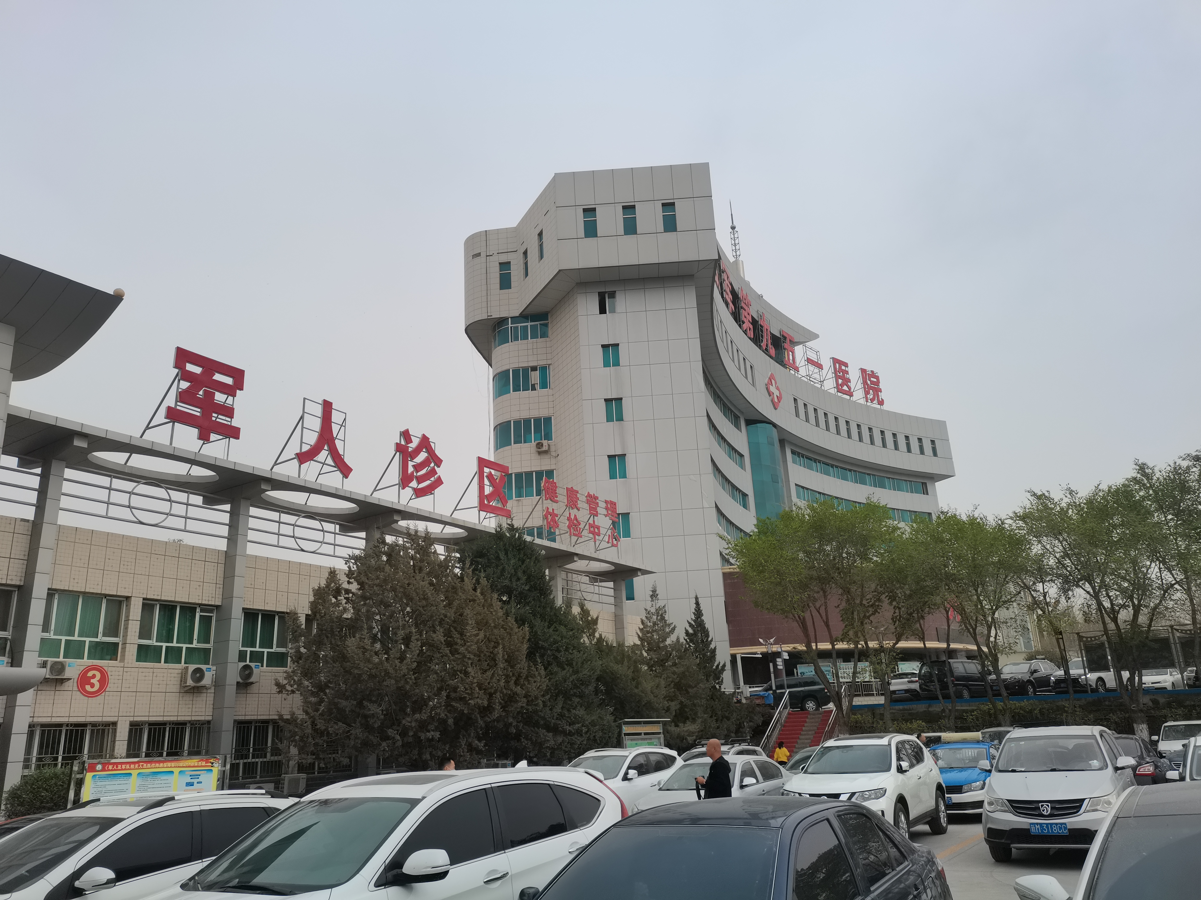 上两天搬东西把腰扭伤了,西安正骨后还是疼痛,到库尔勒医院拍片.