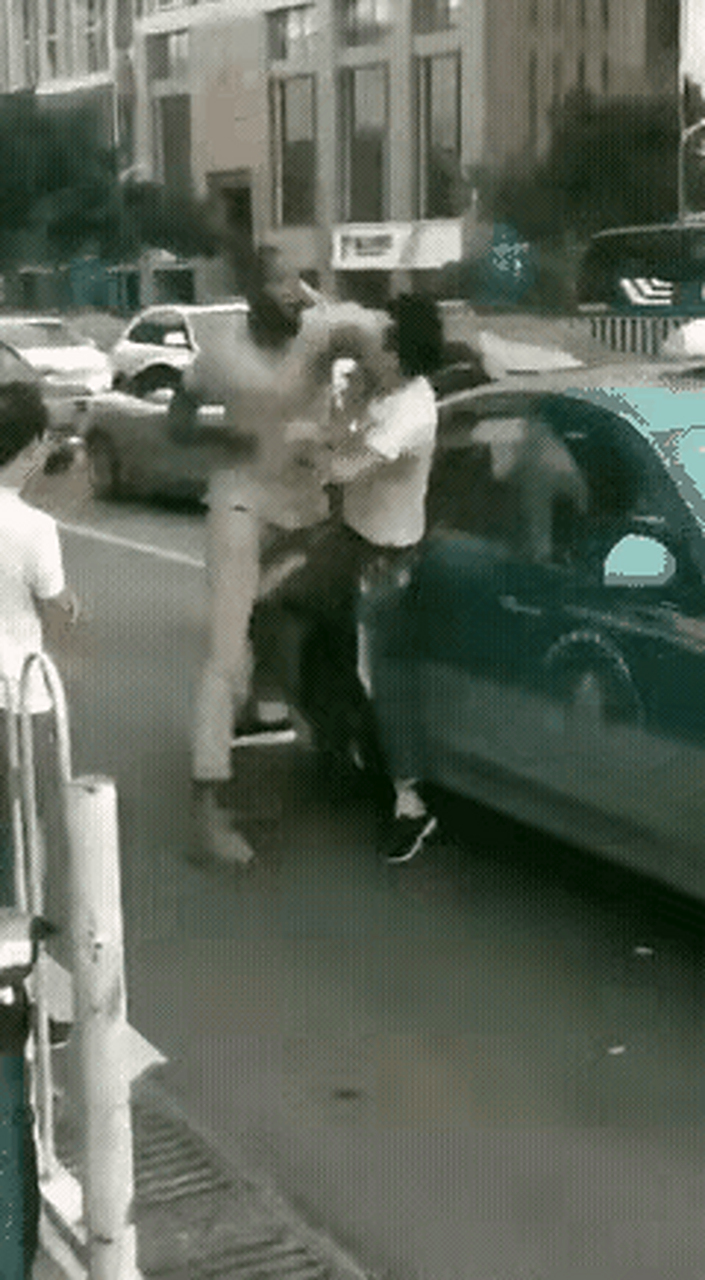 光天化日之下,黑人殴打中国人,先不管谁对谁错,什么原因,首先动手打人