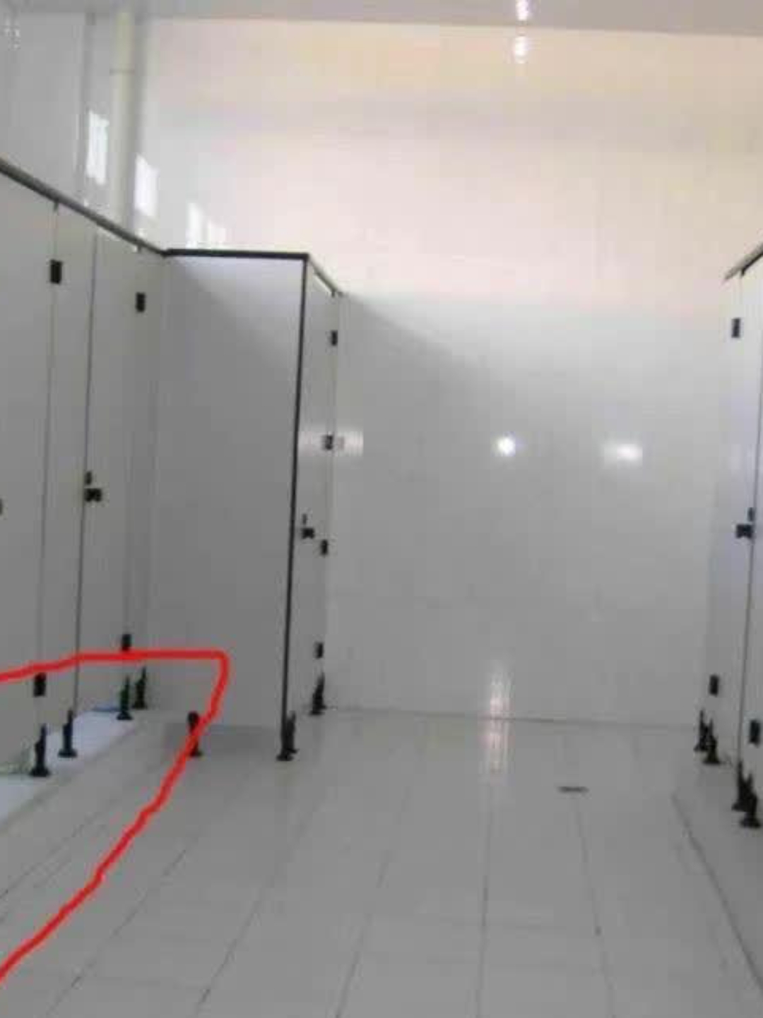 去上厕所的时候,发现卫生间的每个门下面都留了很大的缝隙在那里.